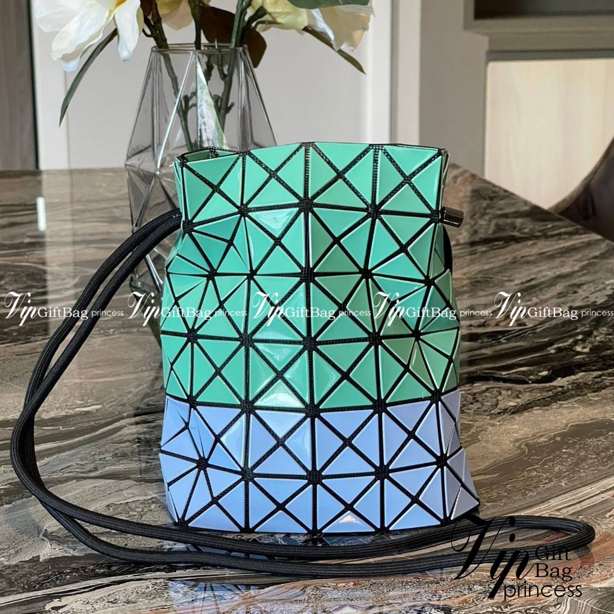 Baobao Issey Miyake Wring Small Bag กระเป๋าสะพายครอสบอดี้พร้อมสายรูดเปิดปิด สามารถปรับความยาวของสายได้ตามสไตล์ความชื่นชอบ ด้วยดีไซน์ทรงน่ารัก เหมาะสำหรับให้สาวๆหยิบใช้ในวันสบายๆ แต่เต็มเปี่ยมไปด้วยความคล่องแคล่ว ไฮไลต์ของซีซั่นนี้คือกระเป๋าที่มาพร้อมกับเช