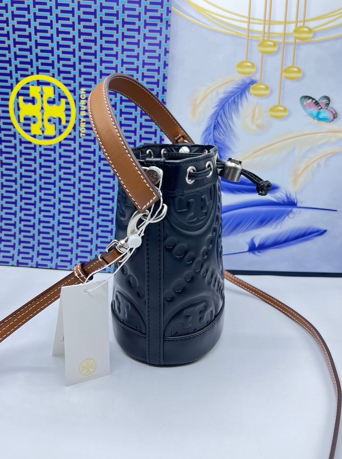 6 สี Tory Burch Puffy Mini / Tory burch T Monogram Puffy Patent Mini Bucket Bag / Tory Bucket Bag กระเป๋าบัคเกต size เล็ก โดดเด่นด้วยโลโก้ตัวนูนปั๊มด้านหน้า