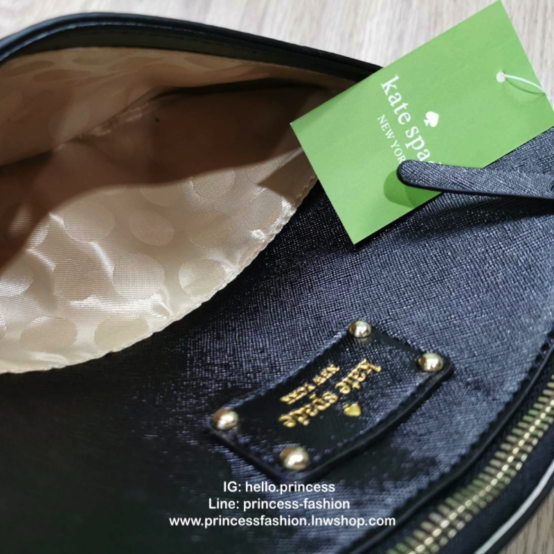 Kate Spade New York Cross Body Bag กระเป๋าสะพายรุ่นยอดนิยมจาก Kate Spade Factory วัสดุหนัง Saffiano สวยหรูอยู่ทรง ด้านหน้ามีโลโก้แบรนด์และช่องใส่ของ เปิดปิดด้วยซิปสะดวกใช้ ภายในมีช่องซิปและช่องใส่ของ รุ่นนี้สามารถใส่กระเป๋าสตางค์ใบยาว มือถือ ของจุกจิกได้เ