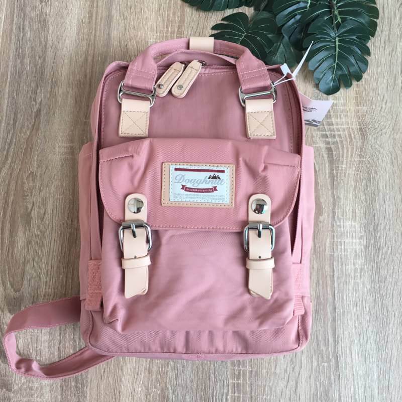 ของแท้ Doughnut mini bagpack กระเป๋าเป้ทีฮิตกันมากในหมู่วัยรุ่นฮองกง ด้วยสีสันที่โดดเด่น โทนสีพาสเทล ดีไซน์น่ารัก ทันสมัย กันน้ำได้ ช่องใส่ของหลายช่องแยกเป็นสัดส่วน จะสะพายไปเรียนหรือเที่ยวได้ในใบเดียวเลยคร้าา