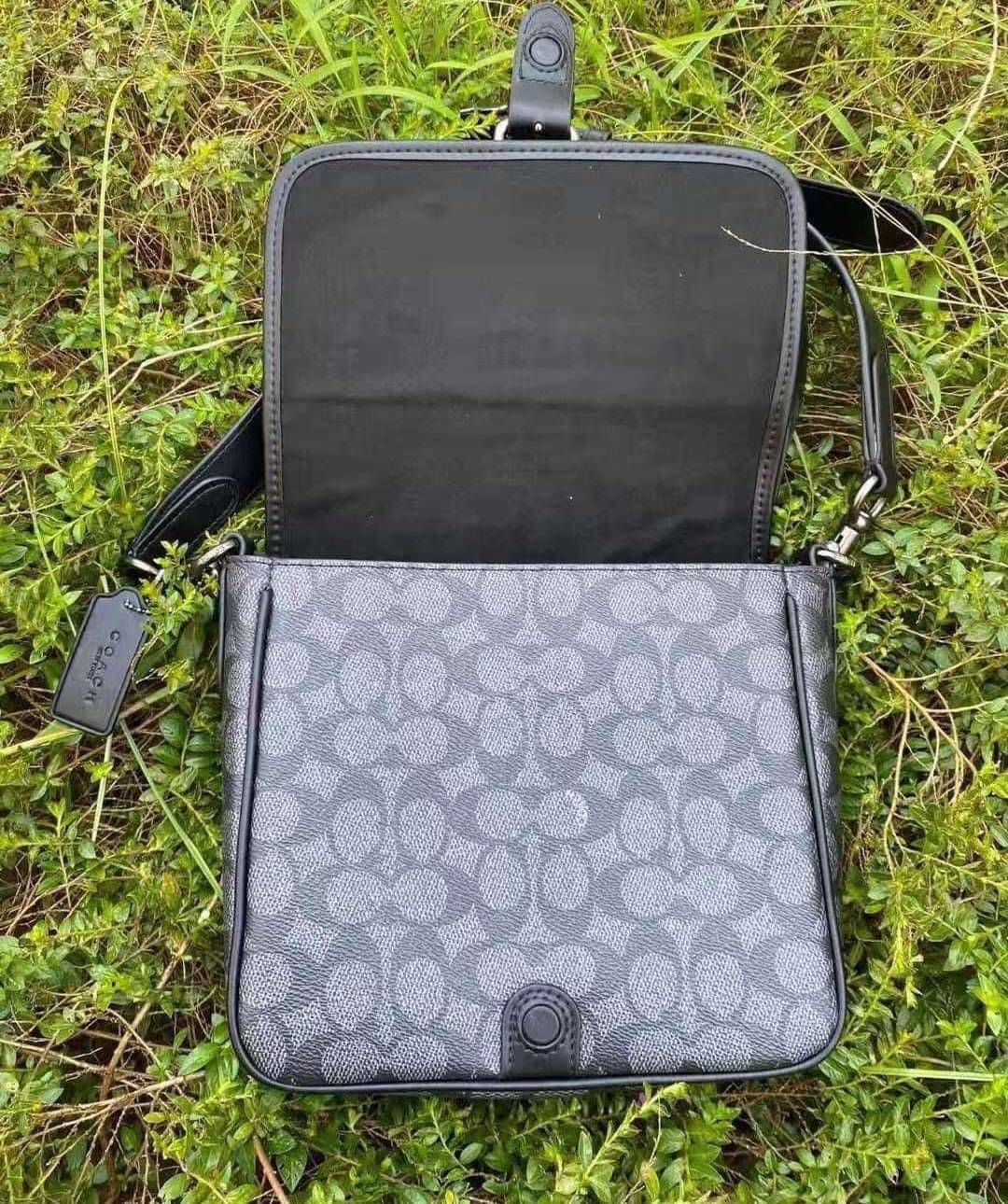 Coach Frankie Crossbody In Signature Canvas Leather Bag Sling CD877 กระเป๋าสไตล์แฮนด์ฟรีที่จัดระเบียบอย่างดีสำหรับการเดินทางหรือที่ทำงาน Frankie Crossbody ขนาดกะทัดรัดถือทุกสิ่งที่จำเป็นด้วยพื้นที่สำหรับโทรศัพท์ กระเป๋าสตางค์ กุญแจและอีกมากมาย ผลิตจากผ้าแ