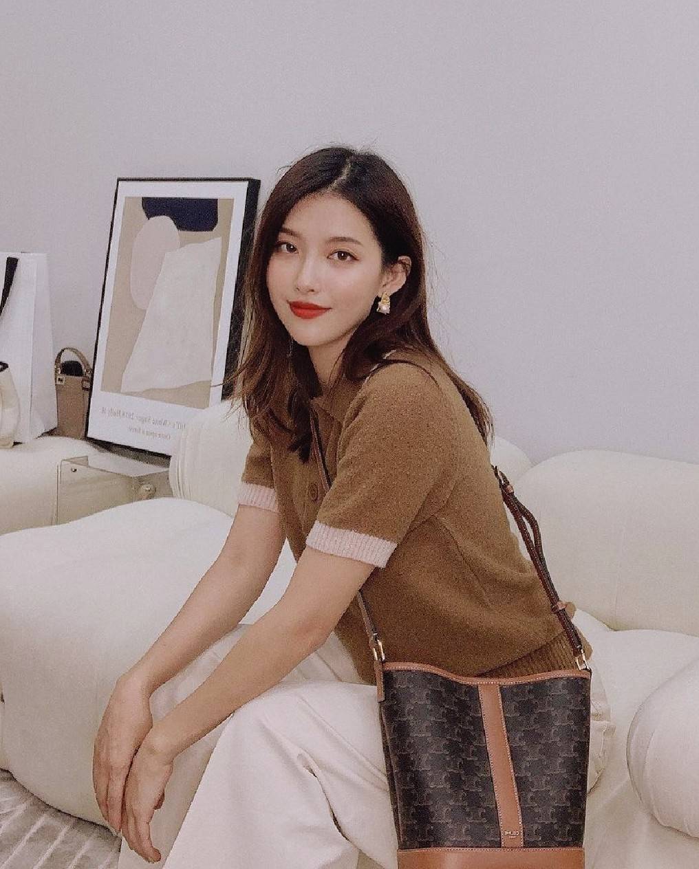 CELINE BUCKET BAG VIP GIFT WITH PURCHASE (GWP) พรีเมี่ยมกิ๊ฟ Limited Edition จาก CELINE HAUTEPARFUME DUTYFREE COUNTER วัสดุ TRIOMPHE CANVAS ดีไซน์สวยคลาสสิคไม่มีเอ้าท์เปิดปิดด้วยกระดุมภายในโล่งกว้างและจุมากสามารถใส่กระเป๋าสตางค์ กล้อง มือถือ ของใช้ได้เยอะ