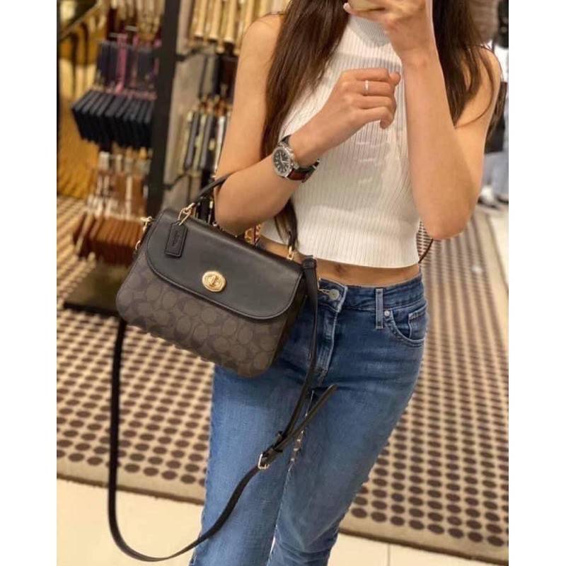 COACH C1765 MARLIE TOP HANDLE SATCHEL IN SIGNATURE CANVAS กระเป๋าถือ/สะพายข้าง มีดีไซน์ยูนีค โดดเด่น ตกแต่งโลโก้ด้านข้างอะไหล่ทอง สวยคลาสสิคด้วยวัสดุแคนวาสสลับหนังแท้ เปิด-ปิดด้วยตัวล็อคแน่นหนา ภายในเป็นช่องโล่ง ใส่ของได้ครบครัน มาพร้อมหูจับในตัวและสายสะพ