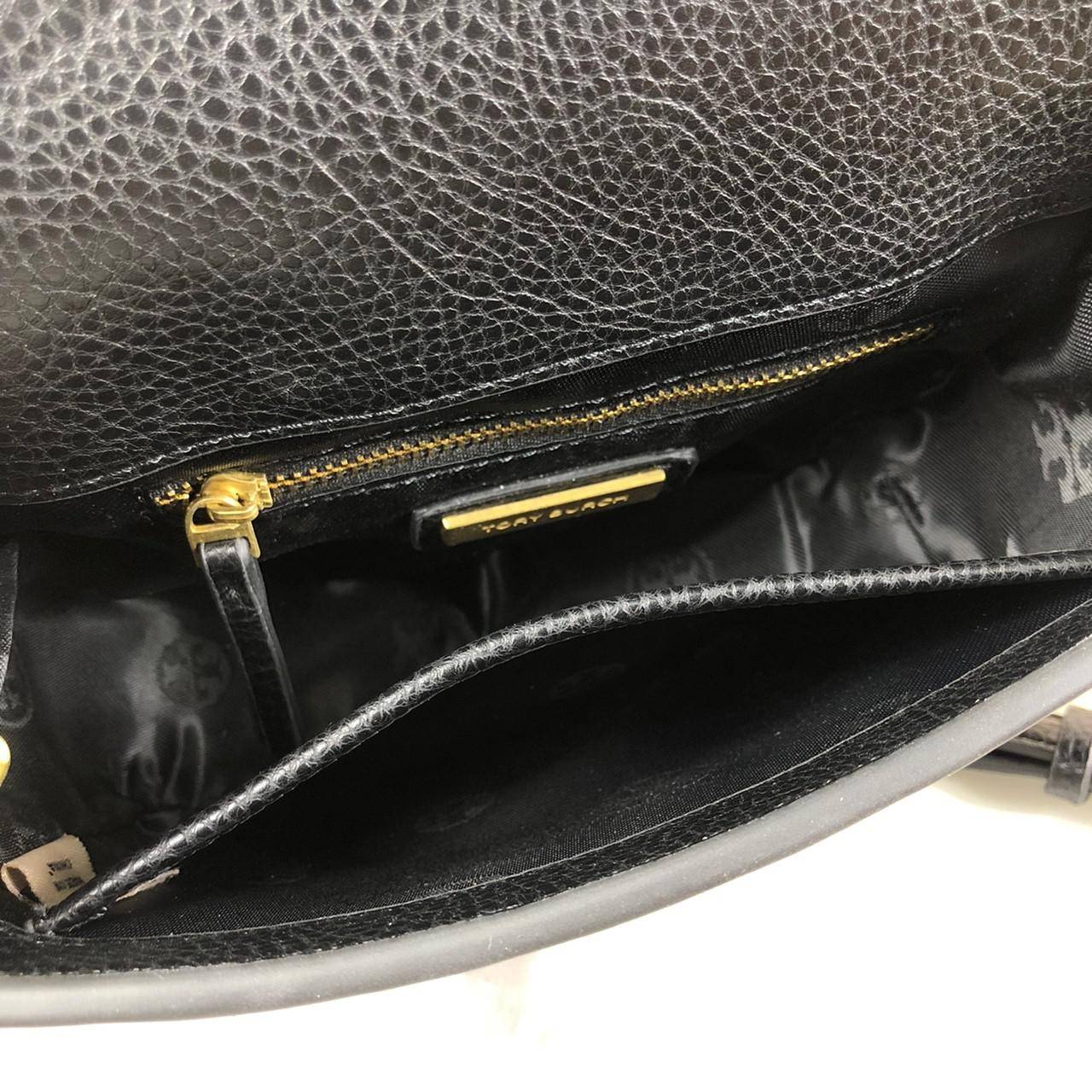 ของแท้ 💯% กระเป๋าสะพาย TORY BURCH มาพร้อมสายสะพายโซ่ มีหนังรองบ่าค่ะ เปิด - ปิดกระเป๋าด้วยกระดุมแม่เหล็กแบบซ่อน