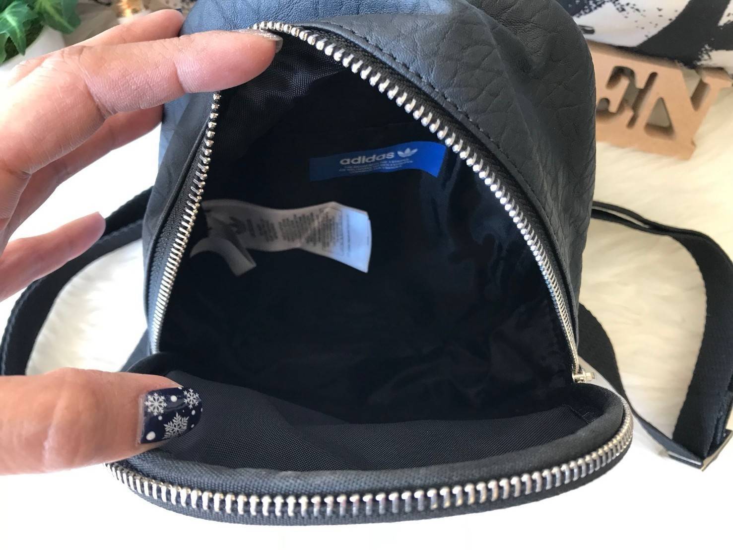 ADIDAS ORIGINALS CLASSIC MINI BACKPACK กระเป๋าเป้ทรงคลาสสิคไซส์มินิจากแบรนด์ adidas มาในขนาดกระทัดรัด น้ำหนักเบา พกพาสะดวกมากๆ วัสดุหนังนิ่มมือสุดๆ!! ทำความสะอาดง่าย เปิด-ปิดกระเป๋าด้วยซิป มีช่องหลักและช่องย่อยด้านหน้า หัวซิปปั๊มแบรนด์อะไหล่สวย ภายในกระเป