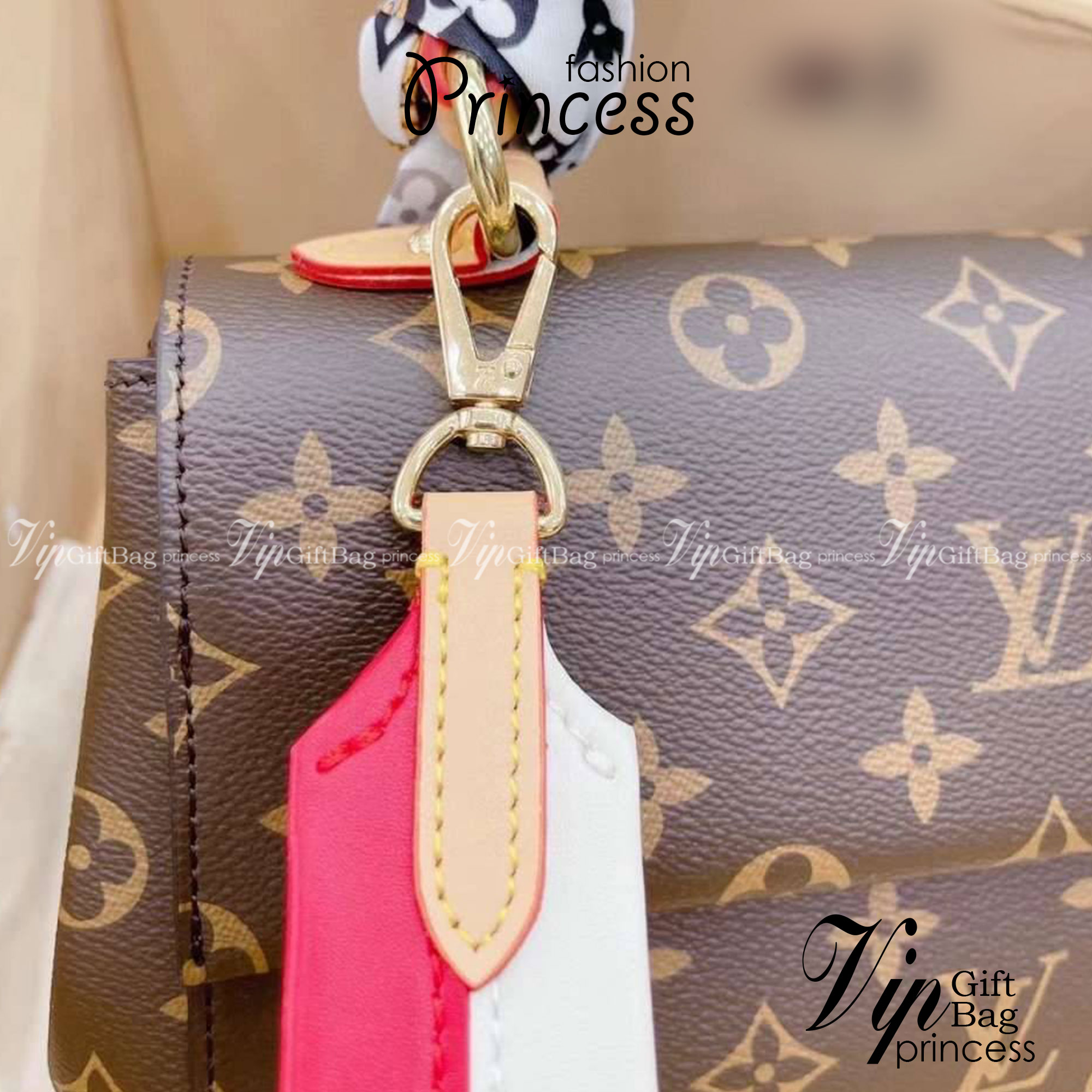 LV Cluny BB Monogram กระเป๋าสะพายหนังลายโมโนแกรมเปิดหน้า เป็นอีกทรงที่ขายดีมากเพราะใช้งานง่ายใช้ได้อเนกประสงค์ ด้านในกว้าง งานใช้สลับขึ้นแบบจากงานจริงเป๊ะเที่ยบเท่า แรร์ไอเท็มที่สาวๆต้องมี! มีหูจับในตัวและสายครอสบอดี้มาให้ ใช้งานง่าย เหมาะกับทุกสไตล์การแต