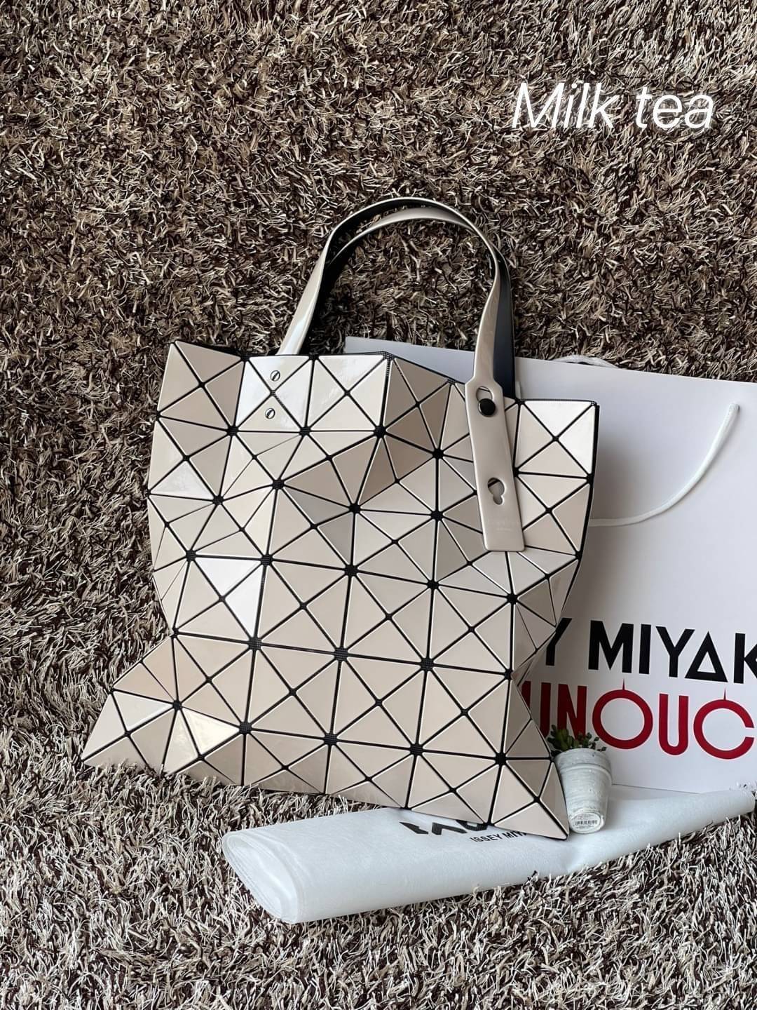 Baobao Issey Miyake 6x6 กระเป๋า Tote รุ่นนี้ถือว่าเป็นกระเป๋า Tote ไซส์กลางที่เหมาะกับการพกพาสิ่งของที่จำเป็นในทุก ๆ วัน มาพร้อมสายที่สามารถปรับได้ทั้งสองสาย และมีช่องใส่ของช่องเล็กด้านใน 1 ช่อง จุของได้เยอะแถมยังทนทาน ใช้เป็น Everyday Bag ได้เลยคะ พกพาสะ