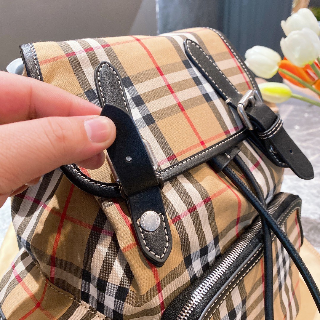 BURBERRY BAGPACK VIP GIFT WITH PURCHASE (GWP) พรีเมี่ยมกิ๊ฟ Limited Edition จาก BURBERRY วัสดุผ้าCanvasสลับหนัง เป้ทรงสวย