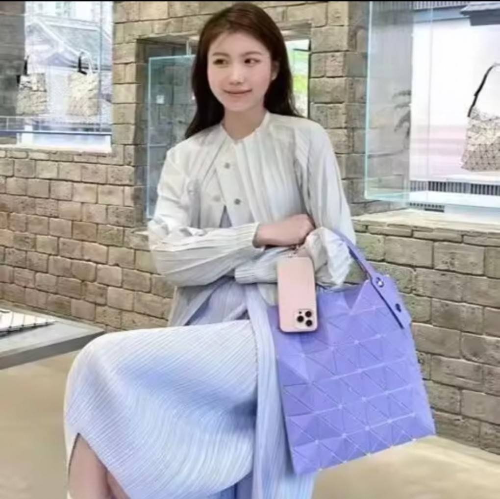 ORIGINAL 🌸 BAO BAO ISSEY MIYAKE LUCENT 6X6 matte tote bag เป็นซีรีส์ที่โดดเด่นด้วยโทนสีสว่าง โดดเด่นด้วยลักษณะต่างๆ เช่น ตาข่ายสว่างที่มองเห็นได้ผ่านช่องว่างระหว่างชิ้นสามเหลี่ยม