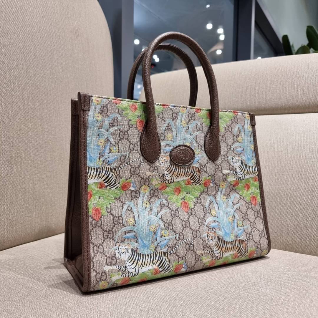 GUCCI Tiger GG small tote bag ใบใหญ่ อีกไอเท็มใหม่ ร้อนแรงไฟลุก!! ต้อนรับปีเสืออย่างเป็นทางการ จัดให้แบบเลิศๆ กับกระเป๋าทรงโท้ท วีไอพีพรีเมี่ยมกิ๊ฟ ไซส์ใหญ่ โดดเด่นด้วยลวดลายไม่ซ้ำใคร สวยเอกลักษณ์ วัสดุหนังแคนวาส ภายในโล่งกว้างมาก ใส่ของแบบแน่นๆ จุๆไปได้เ