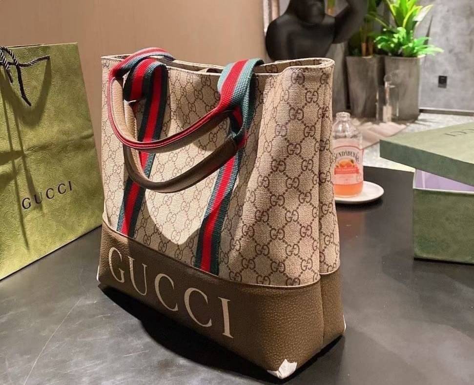 VIP 】Soft GG Supreme Ophidia Tote | GUCCI พร้อมส่งที่ไทย กระเป๋าถือ/สะพายไหล่ วัสดุผ้าแคนวาสและหนังแท้ ด้านในโล่งกว้าง จุของได้เยอะ ทนทาน ใช้งานได้บ่อย ทุกโอกาส ทุกสถานการณ์ เรียบหรูดูดี ไอเท็มแนะนำไม่ควรพลาดเลยค่า ราคาดีมากกก!!!