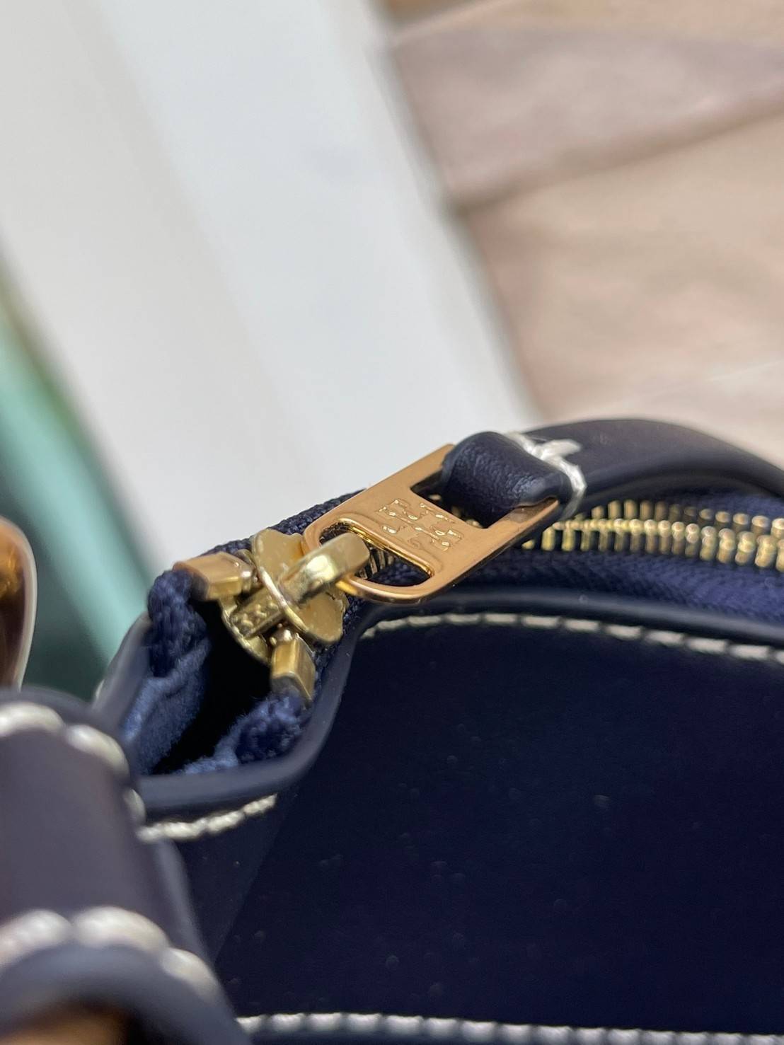 Tory burch t monogram jacquard drawstring hobo อีกหนึ่งคอลเลคชั่นจาก T monogrameที่ออกแบบมาในรูปทรงกระเป๋า hobo เป็นกระเป๋าที่มีพื้นที่เยอะในการจัดเก็บสิ่งของได้อย่างดีเยี่ยม ลวดลายสีสันของกระเป๋าทอลายแบบแจ๊คการ์ดอย่างประณีต สะท้อนให้เห็นถึงกลิ่นอายงานฝีม