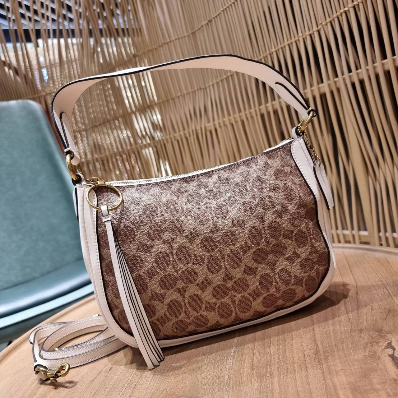 COACH 52577 SUTTON CROSSBODY IN SIGNATURE CANVAS กระเป๋าสะพายไหล่ สวยคลาสสิค สไตล์วินเทจ ใบใหญ่จุใจ วัสดุหนังแคนวาสเคลือบลาย สายคล้องไหล่ในตัว ภายในโล่งกว้าง จุของได้เยอะแน่นๆ มาพร้อมสายสะพาย crossbody ที่จะถอดออก หรือจะสะพายก็เก๋ สวยโดดเด่นแน่นอน พร้อมเส