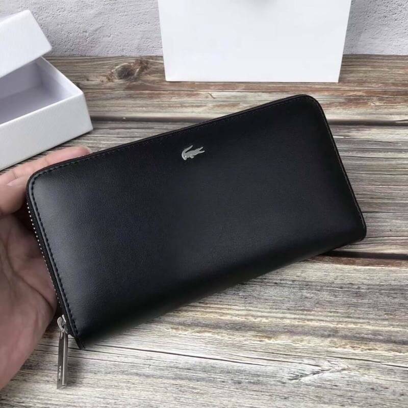 LACOSTE FACTORY LONG WALLET กระเป๋าสตางค์ใบยาวรุ่นใหม่ล่าสุดหนังสวยอยู่ทรงเปิดปิดด้วยซิปรอบด้านหน้ามีโลโก้แบรนด์เรียบหรู ภายในมีโลโก้ ช่องซิป ช่องใส่บัตรหลายช่องใส่มือถือ iphone8 เหรียญ บัตรได้เยอะ ตัวจริงสวยน่าใช้คลาสสิคไม่มีเอ้าท์ ราคาสุดคุ้ม สินค้ามาพร