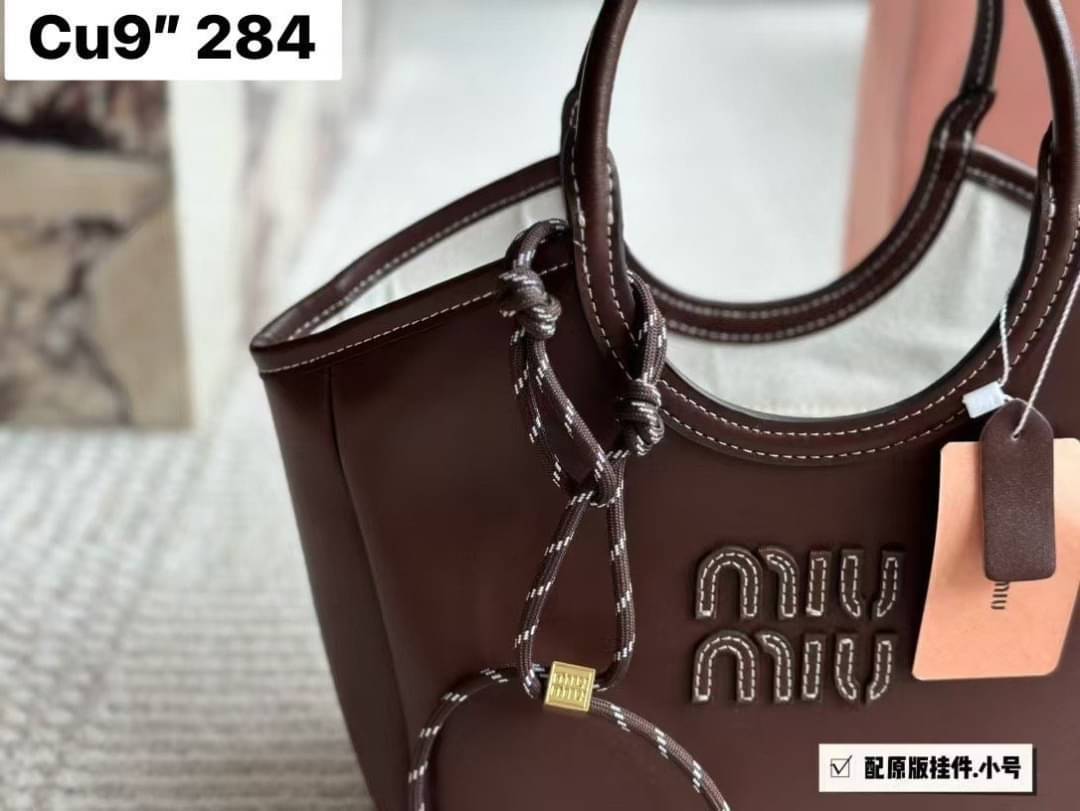 MIU MIU Ivy Leather Tote Bag กระเป๋าถือทรงโท้ทงานหนังเรียบเต็มใบ เรียบหรู มีความยูนิค จับแมตช์ง่าย สวยงามได้หลายสไตส์ ภายในโล่งกว้าง จุของได้เยอะ ใบจริงสวยเกินเบอร์จ้า