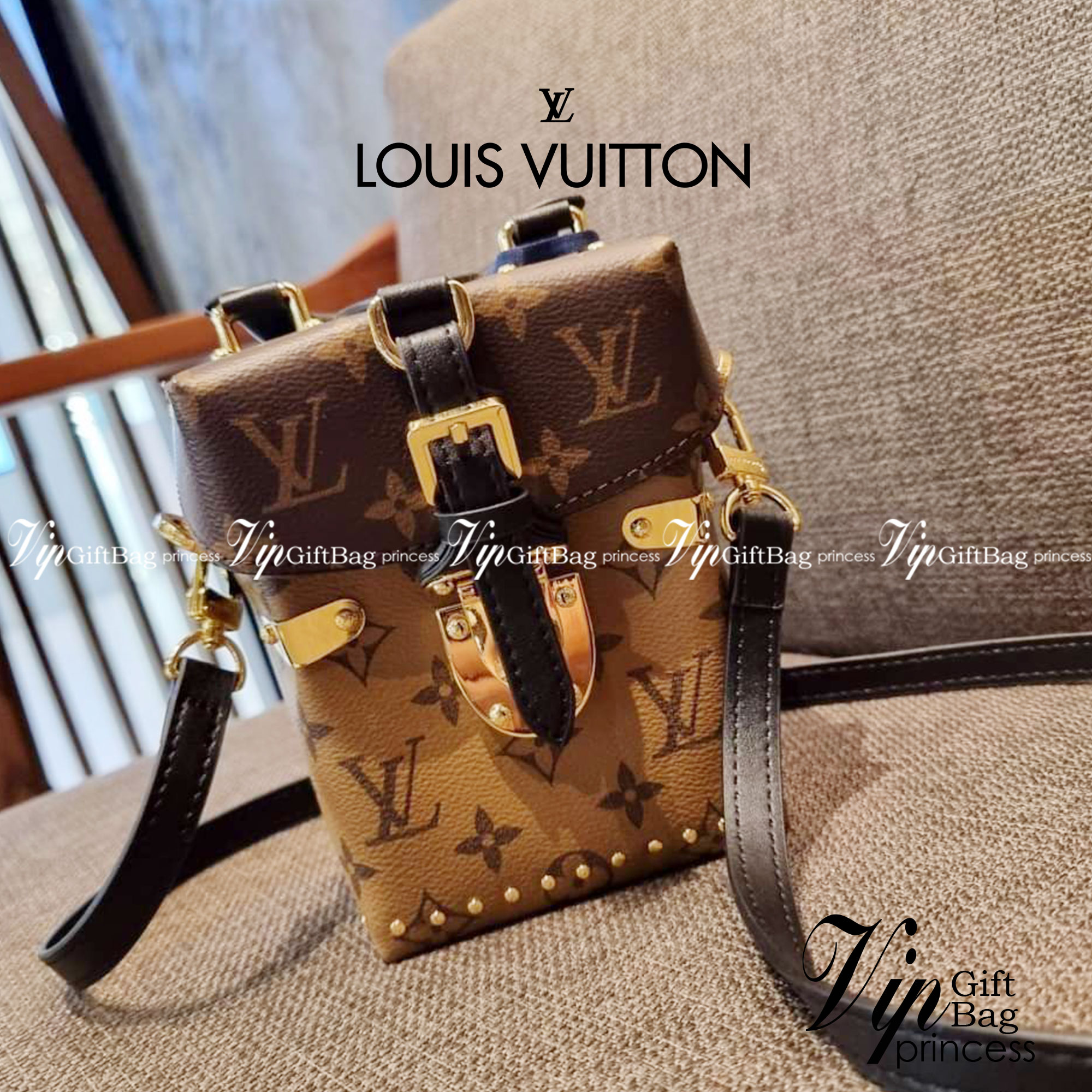 LV CROSSBODY BOX BAG / LV Reverse Monogram Camera Box Bag กระเป๋าถือ/สะพายวีไอพีพรีเมี่ยม สวยหรูทุกมุม ตกแต่งเพิ่มดีเทลด้วยหมุด วัสดุหนังแคนวาสคุณภาพ เปิดปิดด้วยตัวบีบล็อค แน่นหนา มีหูจับในตัว และสายสะพายข้างมาให้ ภายในเป็นช่องโล่ง ใส่มือถือได้ทุกรุ่น มาพ