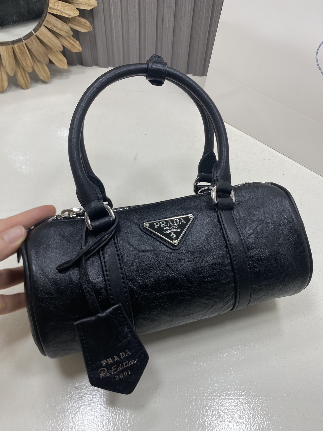 ORI หนังแท้ | Prada Antique leather tote bag Small Handbag in Crumpled กระเป๋าสะพายทรงหมอน ดีไซน์เอฟเฟกต์เท็กซ์เจอร์ที่มีเสน่ห์สไตล์วินเทจ พร้อมทริกห้อยเพิ่มสไตล์สัมผัสที่โดดเด่นและร่วมสมัยยิ่งขึ้น