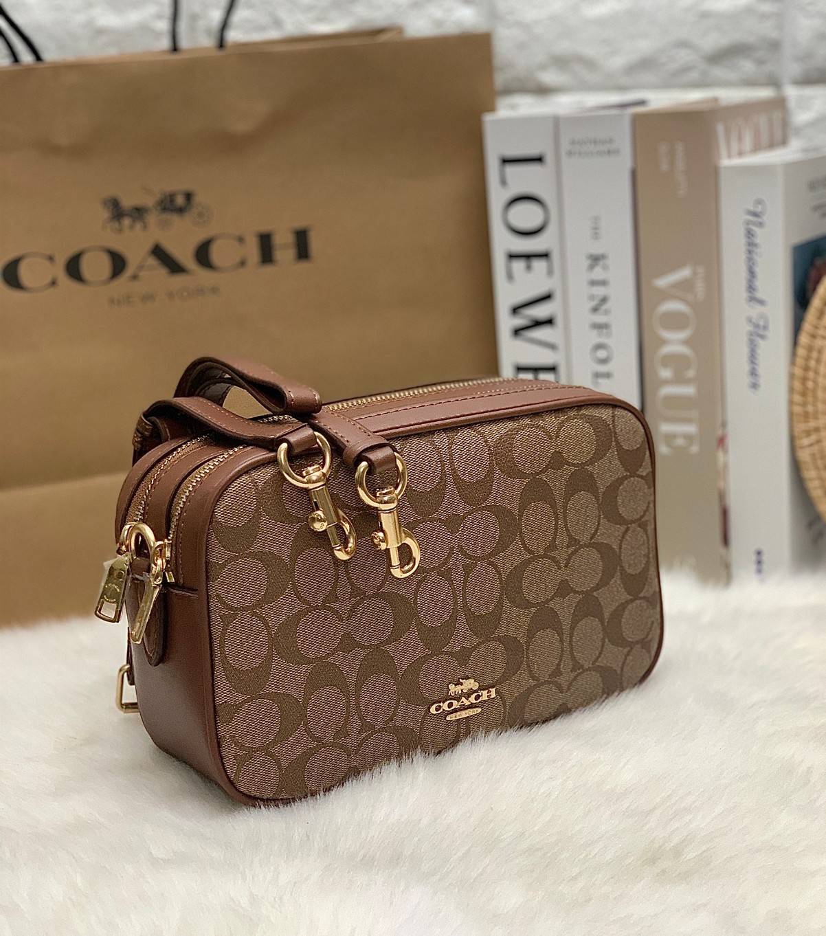 ใครรออยู่จัดเลยค่ะ มากี่รอบไม่พอจริงๆค่ะ😁 COACH JES CROSSBODY IN SIGNATURE BAG กระเป๋าสะพายข้าง//ครอสบอดี้ร์ วัสดุหนังแท้ หนังนิ่มทรงสวย 🔺อะไหล่ป้ายห้อยโลหะแบรนด์นะคะ กระเป๋าแบ่ง2ซิป แต่ละช่องกว้าง สามารถใส่กระเป๋าเงินใบยาวได้; ของจำเป็นได
