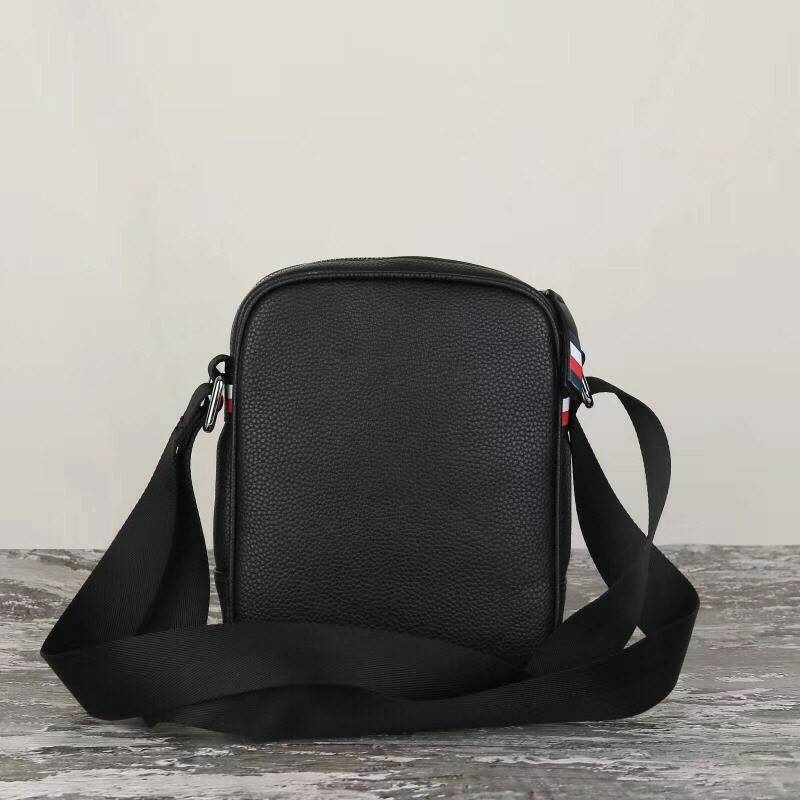 ของแท้ 💯% TOMMY HILFIGER Essential Mini Reporter กระเป๋าสะพายผู้ชายทรงคลาสสิก ขนาดกำลังดีน้ำหนักเบา หนังสวยทรงดีด้านหน้าประดับโลโก้แบรนด์
