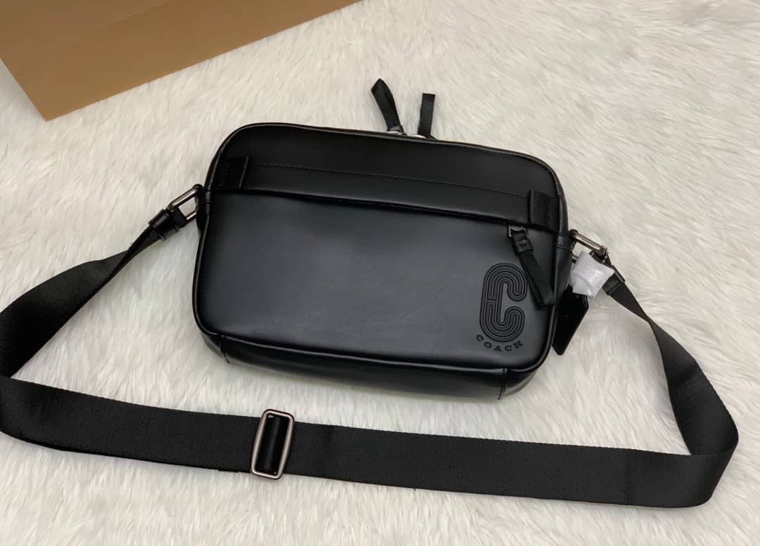 COACH EDGE CROSSBODY IN SIGNATURE CANVAS กระเป๋าสะพายครอสบอดี้ร์ วัสดุหนังแท้ หนังนิ่มอย่างดีค่ะ ด้านหน้ามีช่องซิปซ่อนให้หนึ่งช่อง เปิดปิดช่องหลักแบบซิปคู่ภายในกว้าง ใส่ของได้จุเลยนะคะ มีช่องซิปและช่องเล็กให้อีก2ช่อง;ด้านหลังกระเป๋าเป็นช่องโล่งใส่ของอีกช่