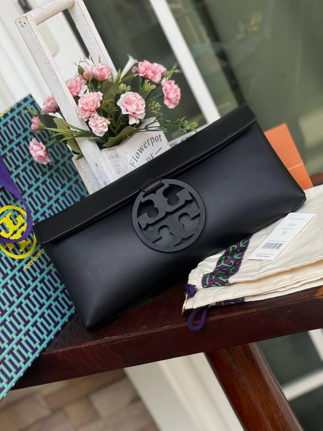 Tory burch Miller Metal clutch กระเป๋าคลัทช์ดีไซน์เรียบหรูออกแบบมาได้อย่างลงตัว ด้วยรูปทรงที่สวยงามและทันสมัย จากแบรนด์ Tory Burch ขนาดกำลังดี สามารถใส่กระเป๋าสตางค์หรือเครื่องสำอางค์ได้ตามขนาดกระเป๋า ในเรื่องของดีไซน์และLogo DoubleT เฉดเดียวกับสีของกระเป