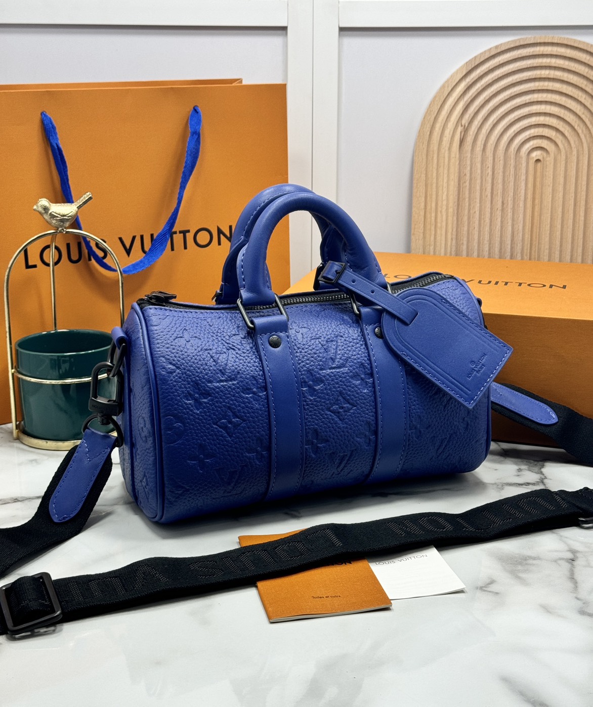 TOP ORI หนังแท้ | LV Keepall Bandoulière 25 กระเป๋าสะพายทรงหมอนสุดไอคอนิก หนังแท้ Taurillon ลายเกรน ฉลุลายโมโนแกรมสวยหรูคลาสสิก โทนสีหรูหราเข้ากันอย่างลงตัว