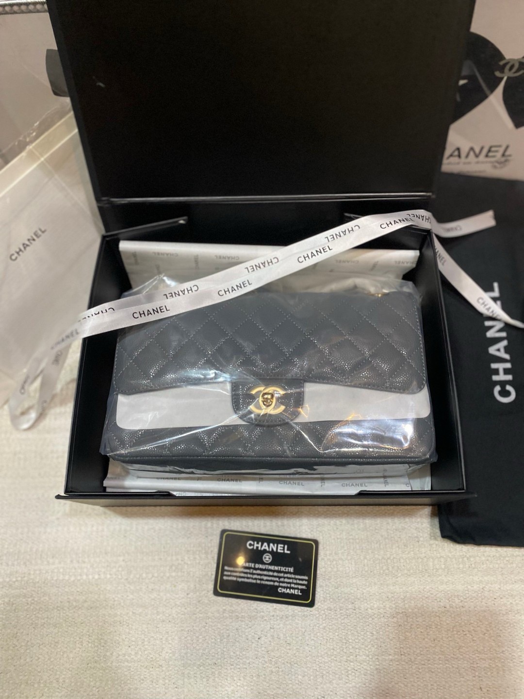 CHANEL Classic Medium Flap Bag กระเป๋าสะพายคลาสสิกรุ่นยอดนิยมตลอดกาล ดีไซน์เรียบหรูหราขับผิว งานหนังแท้สวยมาก มีอะไหล่เงินและทอง สุดยอดเดอะเบสท์ไอเท็ม