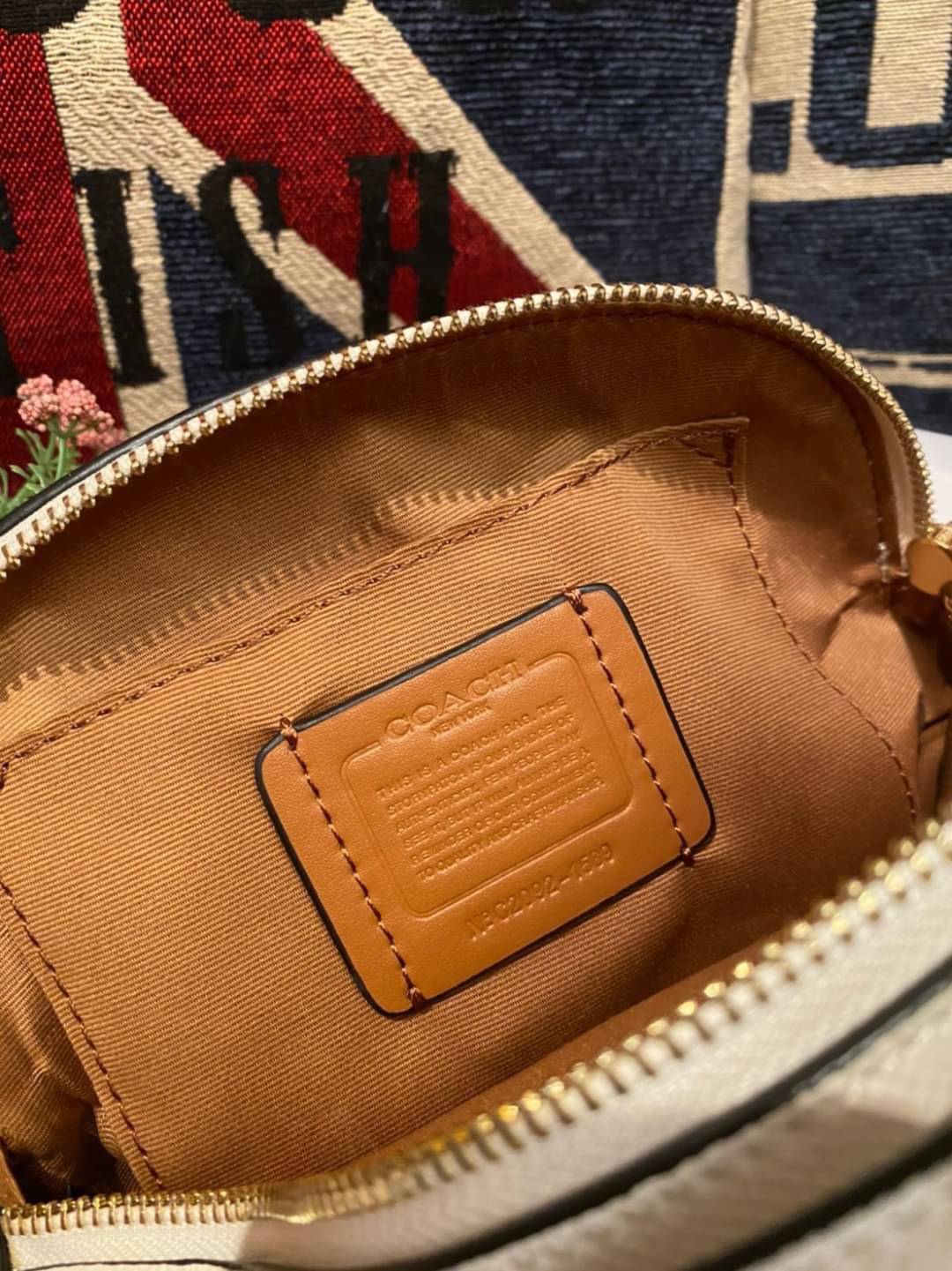 COACH SERENA SATCHEL CROSSBODY BAG กระเป๋าทรงโดมเล็ก น่ารัก แต่ใส่ของได้จุเลยทีเดียว!! มี2ช่องซิปหลัก ช่องค่อนข้างกว้าง สามารถใส่กระเป๋าเงินใบกลางได้;ของจำเป็นอื่นๆได้ครบเลยค่ะ มีช่องเล็กให้ใส่ของจุกจิก ด้านหลังมีช่องเล็กให้อีกช่องค่ะ พร้อมสายยาวถอดออกได้