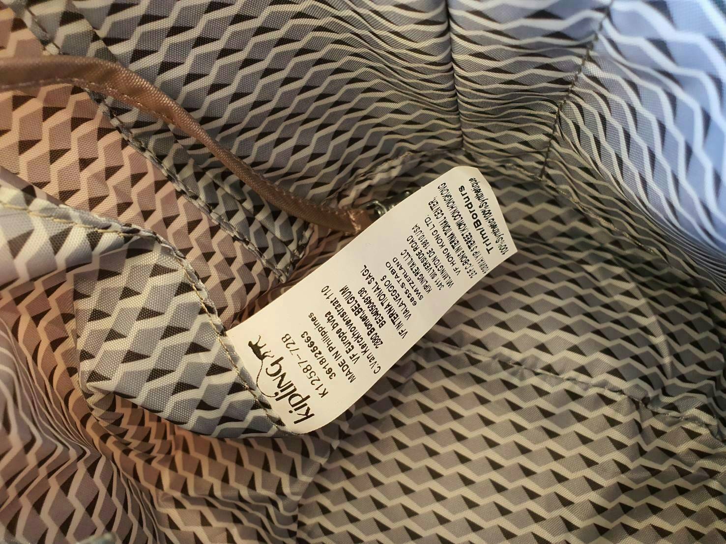 KIPLING CAI (K12587) กระเป๋าสะพายสีชมพูสดใส มาพร้อมกับพวงกุญแจลิงสีกุหลาบเข้ากับสีกระเป๋าสวยน่าใช้มากๆค่ะ ตัวกระเป๋าเปิดปิดด้วยซิปเป็นหลัก มีหลายช่องซิปแบ่งใส่ของได้เป็นสัดส่วน ภายในโล่งกว้าง สามารถใส่กระเป๋าสตางค์ใบยาวและมือถือได้ทุกรุ่น สายสะพายปรับสั้น