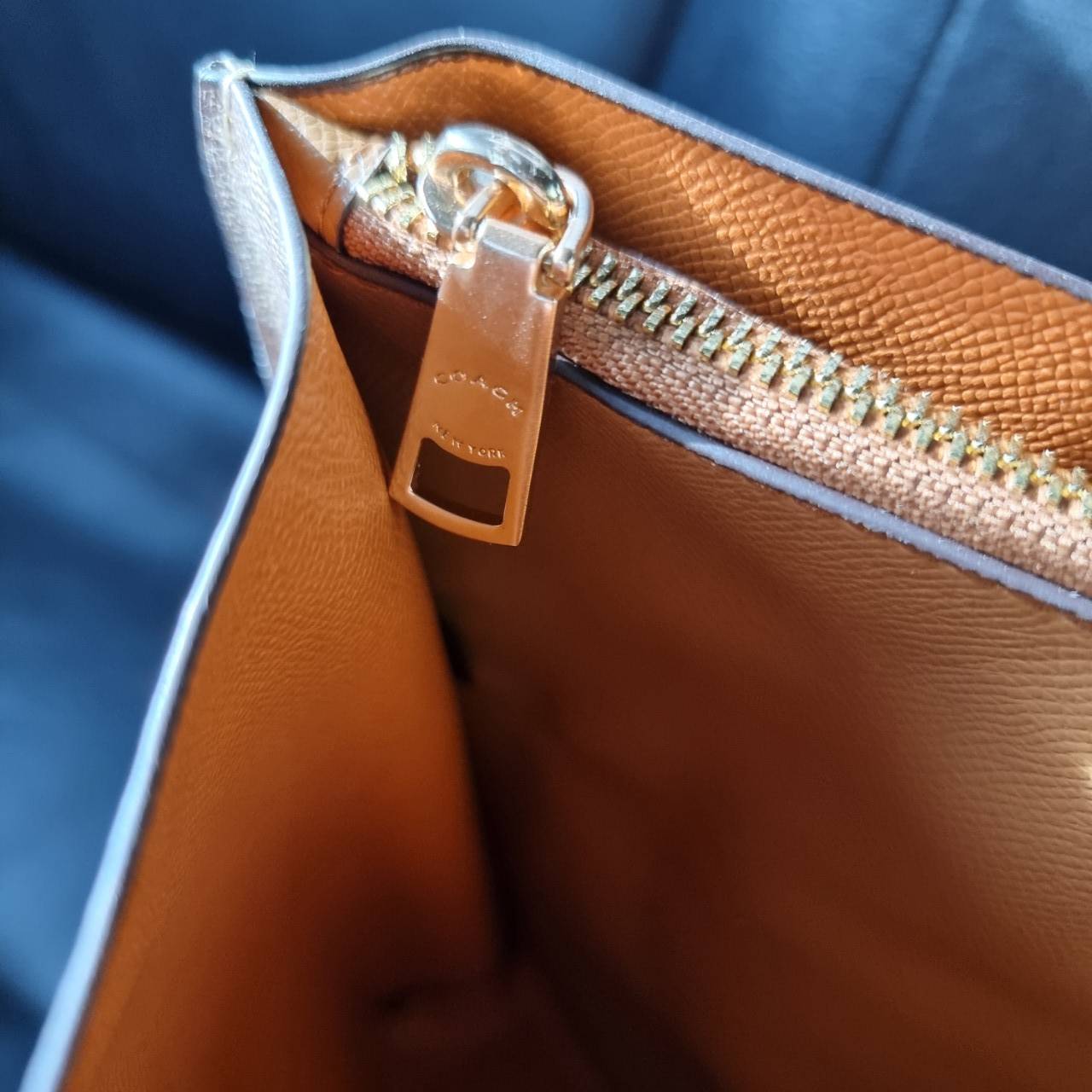 COACH 1665 MOLLIE TOTE IN SIGNATURE CANVAS กระเป๋าโท้ทใบใหญ่ ไม่ต้องกลัวของหล่นหายอีกต่อไป!! ทรงสวยใส่ของได้เยอะจริงๆ สีนี้คือคุณหนูหรูจัดมาก!! วัสดุหนังแคนวาสเคลือบลาย ภายในโล่งกว้าง มีช่องซิปกลางใส่ของได้อีก สะพายใบนี้ไปต่างจังหวัดได้สบายๆ ตอบโจทย์สาวๆท