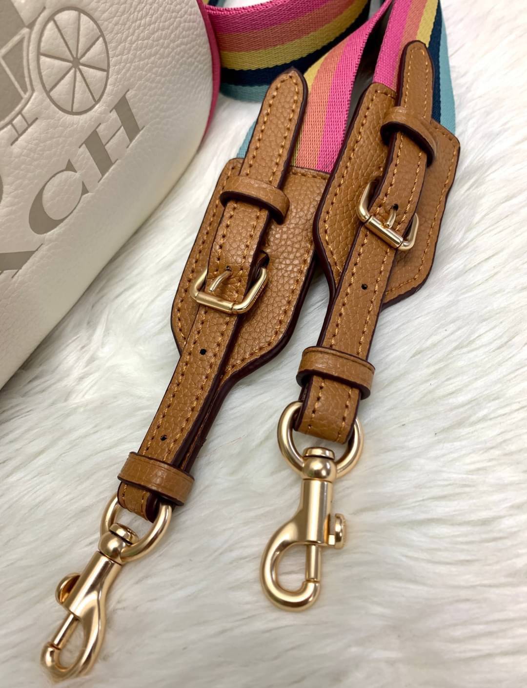 Coach Leather Jes Crossbody in Colorblock ((72704)) กระเป๋าสะพายข้าง//ครอสบอดี้ร์ วัสดุหนังแท้ หนังนิ่มสวยงาม มากๆค่ะ ด้านหน้ามีโลโก้แบรนด์เด่นชัดสะดุดตา ช่องหลักแบ่งเป็น2ซิป แต่ละช่องกว้าง ใส่กระเป๋าเงินใบยาวได้ ของอื่นๆได้จุค่ะ มีช่องเล็กให้ใส่ของจุกจิก