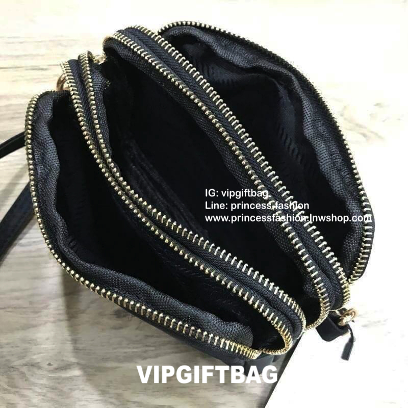 PRADA CROSSBODY BAG WITH ZIP GIFT WITH PURCHASE (GWP) กระเป๋าสะพายพรีเมี่ยมกิ้ฟ Limited Edition จากเคาน์เตอร์แบรนด์ดีไซน์เรียบหรูดูดี วัสดุ Nylon & Polyester 100% เนื้อหนาคุณภาพดีตามแบบฉบับของแบรนด์ ด้านหน้าประดับโลโก้มีช่องแบ่ง3ช่องเป็นสัดส่วนเปิดปิดด้วย
