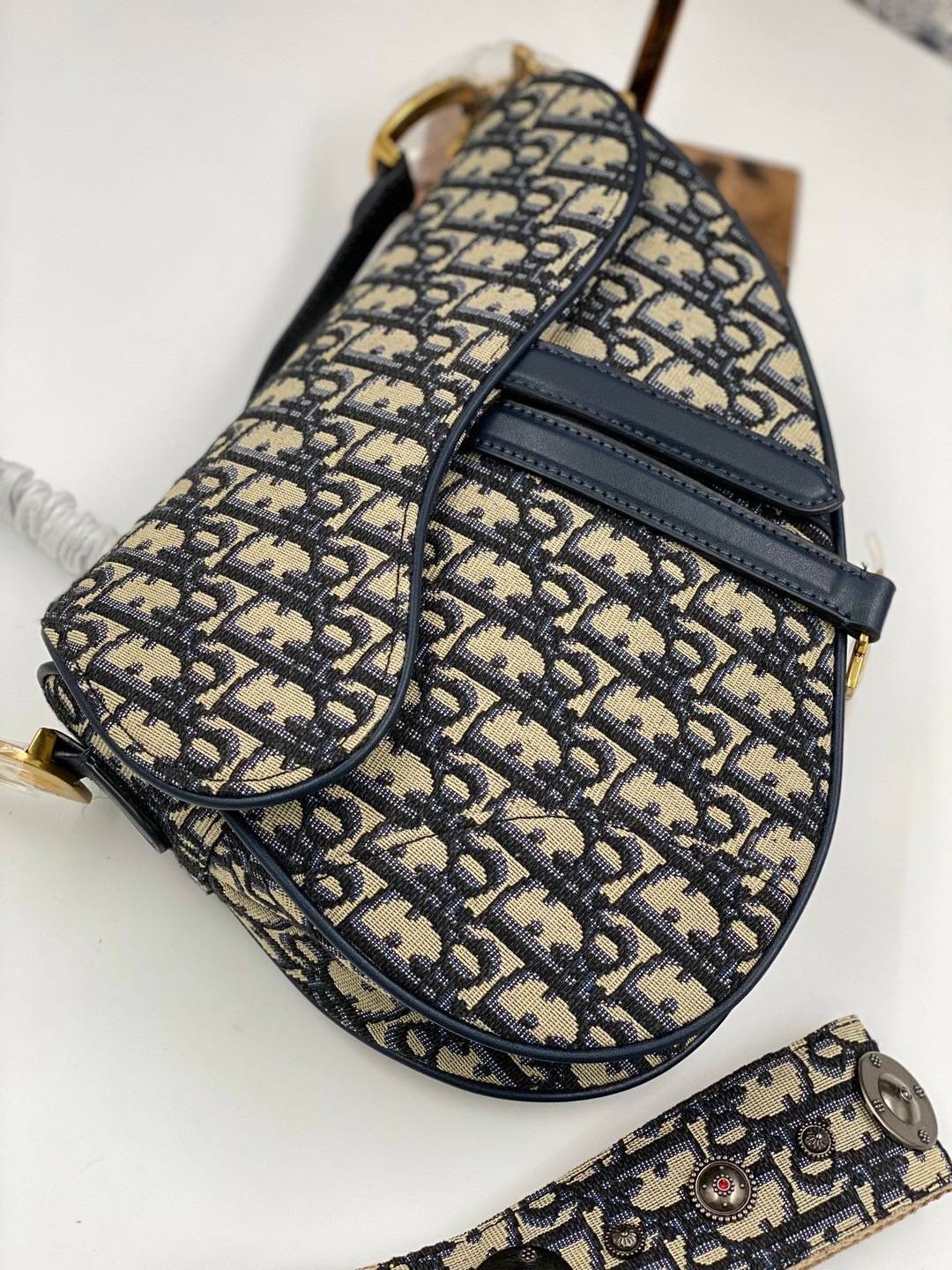 ORI หนังแท้ | DIOR Saddle bag with shoulder strap Oblique jacquard fabric in blue กระเป๋าถือ/สะพายทรงอานม้า รุ่นยอดนิยมที่มีเอกลักษณ์สวยงามเหนือกาลเวลา งานผ้าแจ็คการ์ด ลูกเล่นห้อยด้วยตัวอักษร D ตรงหูหิ้วมีกิมมิค CD สวยหรูดูแพง