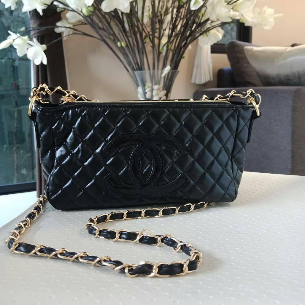 New Arrival 2018!!! Chanel Cosmetic Cluth Bag With Chain กระเป๋าทรงสวยหรู อะไหล่ทองจาก Chanel Cosmetic Counter VIP Gift วัสดุหนังสังเคราะห์ PU เต็มใบ เปิดปิดด้วยซิปปั้มหัวซิปแบรนด์ ซับในสกรีนโลโก้ ภายในกว้างใส่กระเป๋าสตางค์ใบยาว iphone เครื่องสำอาง มาพร้อ