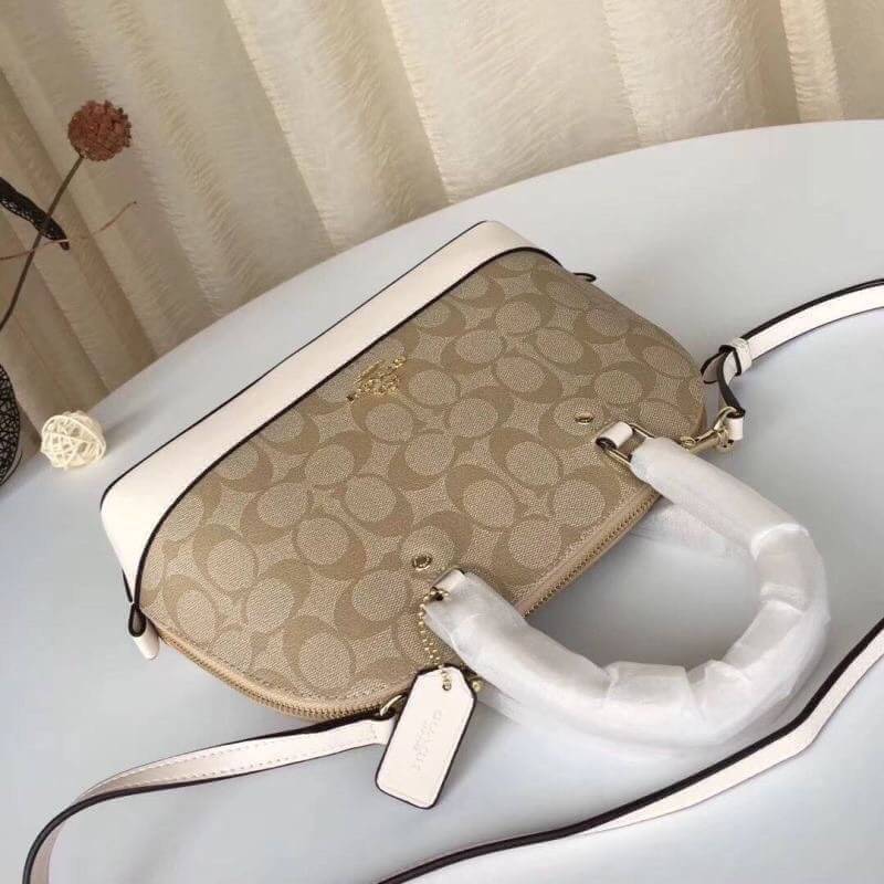 Coach Mini Sierra Signature กระเป๋าถือทรงโดม ภายในกว้างสามารถใส่กระเป๋าเงินเล็ก และมือถือได้ และยังมีช่องซิปเล็ก 1 ช่อง ด้านหลังมีกระเป๋าเล็กเก็บบัตร 1 ช่อง ใครยังไม่มีพลาดไม่ได้แล้วนะคะ