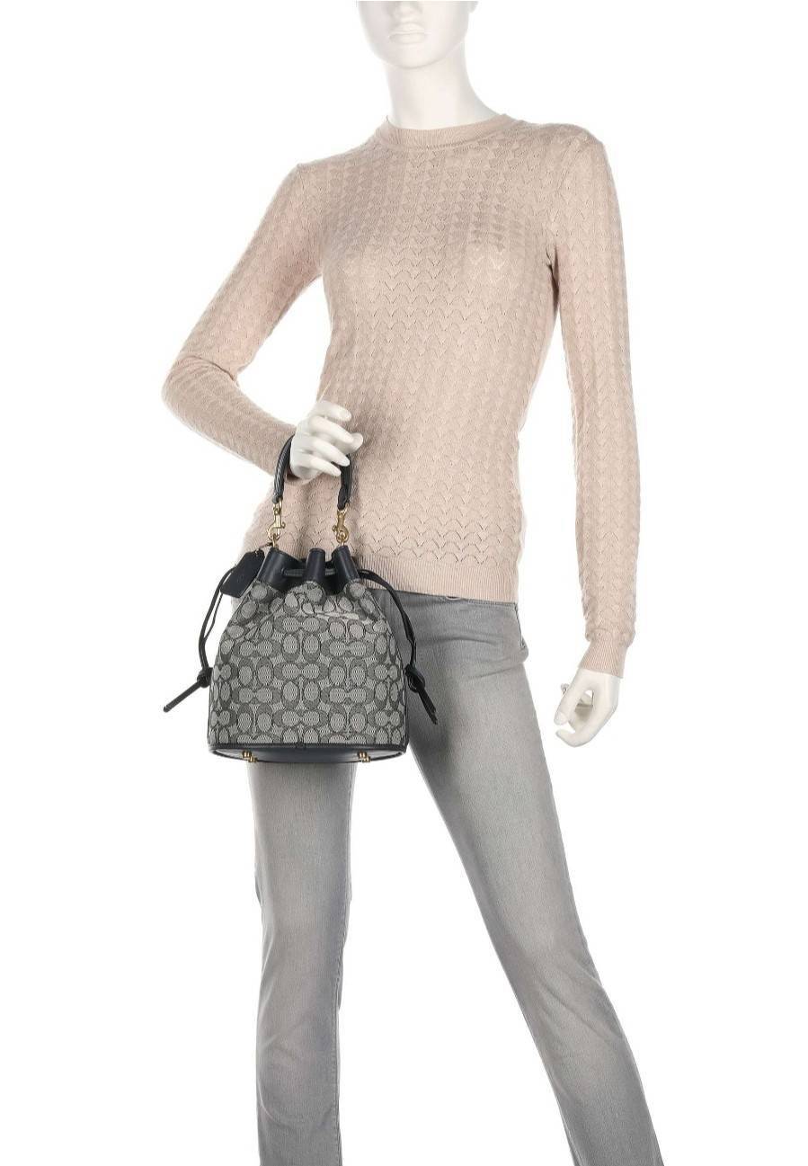 COACH C3853 FIELD BUCKET BAG IN SIGNATURE JACQUARD กระเป๋าสะพายทรงบัคเก็ต รุ่นใหม่ล่าสุด ดีไซน์ลายซิกเนเจอร์บนผ้า jacquard สวยคม เป็นเอกลักษณ์ไม่ซ้ำใคร มาพร้อมสายสะพายผ้าสปอร์ต และสายสั้นสำหรับคล้องแขนได้ สามารถรูดปิดปากกระเป๋าด้วยหนังรอบใบ เพิ่มดีเทลให้ต
