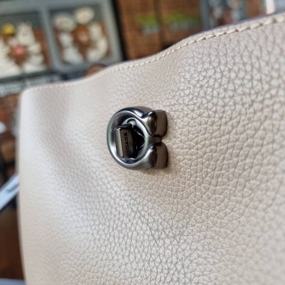 COACH WILLOW SHOULDER BAG ((C2745//C2590//C2621)) พร้อมส่งที่ไทย รุ่นแนะนำค่ะ🔥🔥 🔺กระเป๋าหิ้ว//คล้องไหล่//สะพายข้าง สุดคุ้ม! หนังแท้ชั้นดี ได้ไปหลงรักแน่นอนค่ะ หนังสวยมากๆ😘 🔺ตัวกระเป๋าแบ่งเป็นสองช่องหลัก ด้านนึงเป็นแ