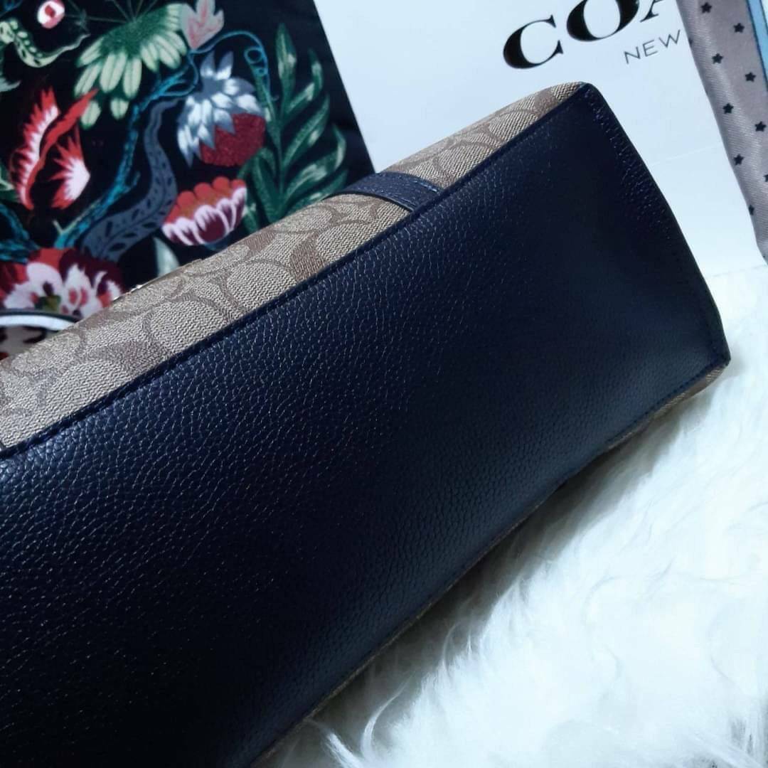 COACH 2319 MAY TOTE IN COLORBLOCK SIGNATURE CANVAS กระเป๋าโท้ท ดีไซน์ใหม่ล่าสุด!! 💕💕 เก๋ตรงปากกระเป๋า คล้ายกระเป๋าซ้อนในตัว สีตัดกับตัวกระเป๋าได้อย่างลงตัว ทรงสวย ใบใหญ่ใส่ของได้เยอะ เปิด-ปิดด้วยซิป รูดใช้งานง่าย ภายในโล่งกว้าง ด้านหลังมีช