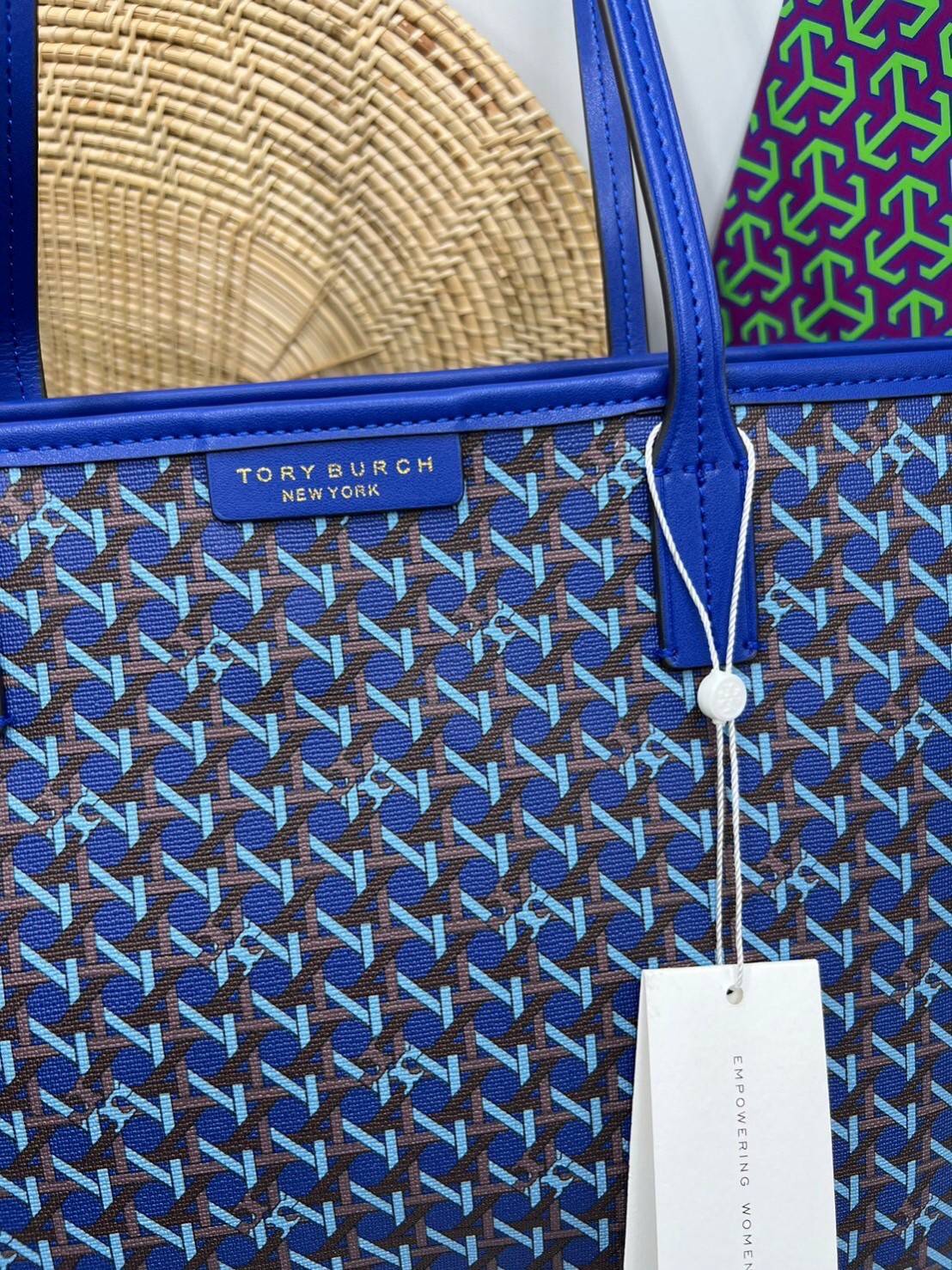 Tory Burch Ever Ready Zip Tote Small Coated Canvas / Tory Burch Geo Logo Tote กระเป๋าโท้ท พิมพ์ลายด้วยลวดลายสานตะกร้าอันเป็นเอกลักษณ์ของแบรนด์ ซึ่งได้แรงบันดาลใจจากความหลงใหลในงานจักสานของผู้ก่อตั้ง