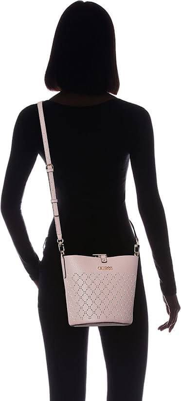 Guess Amara Bucket Handbag ซื้อ 1 ได้ถึง 2 กระเป๋ารุ่นใหม่ล่าสุดทรงถังสุดน่ารัก พิมพ์ลายรอบใบ วัสดุหนังนิ่มคุณภาพดี นิ่ม น้ำหนักเบา ด้านหน้าประดับด้วยโลโก้แบรนด์สวยโดดเด่น เปิด-ปิดด้วยด้วยตัวคล้องอะไหล่เงินสะดวกใช้ ด้านในโล่ง มีสายยาวปรับระดับได้มาให้ มาพ