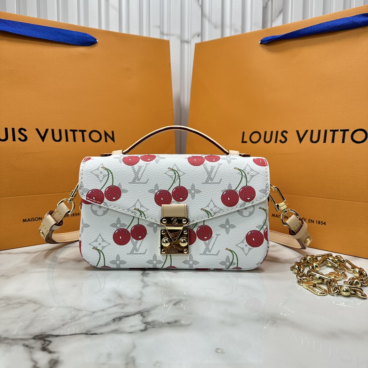 ORI หนังแท้ | LV x TM Pochette Métis East West Monogram cherry canvas กระเป๋าสะพาย ดีไซน์ใหม่โทนสีขาวในเฉดสีฤดูร้อนซึ่งตัดกับลวดลายเชอร์รี่สดใสที่ได้รับแรงบันดาลใจจากศิลปินชาวญี่ปุ่นได้อย่างสง่างาม