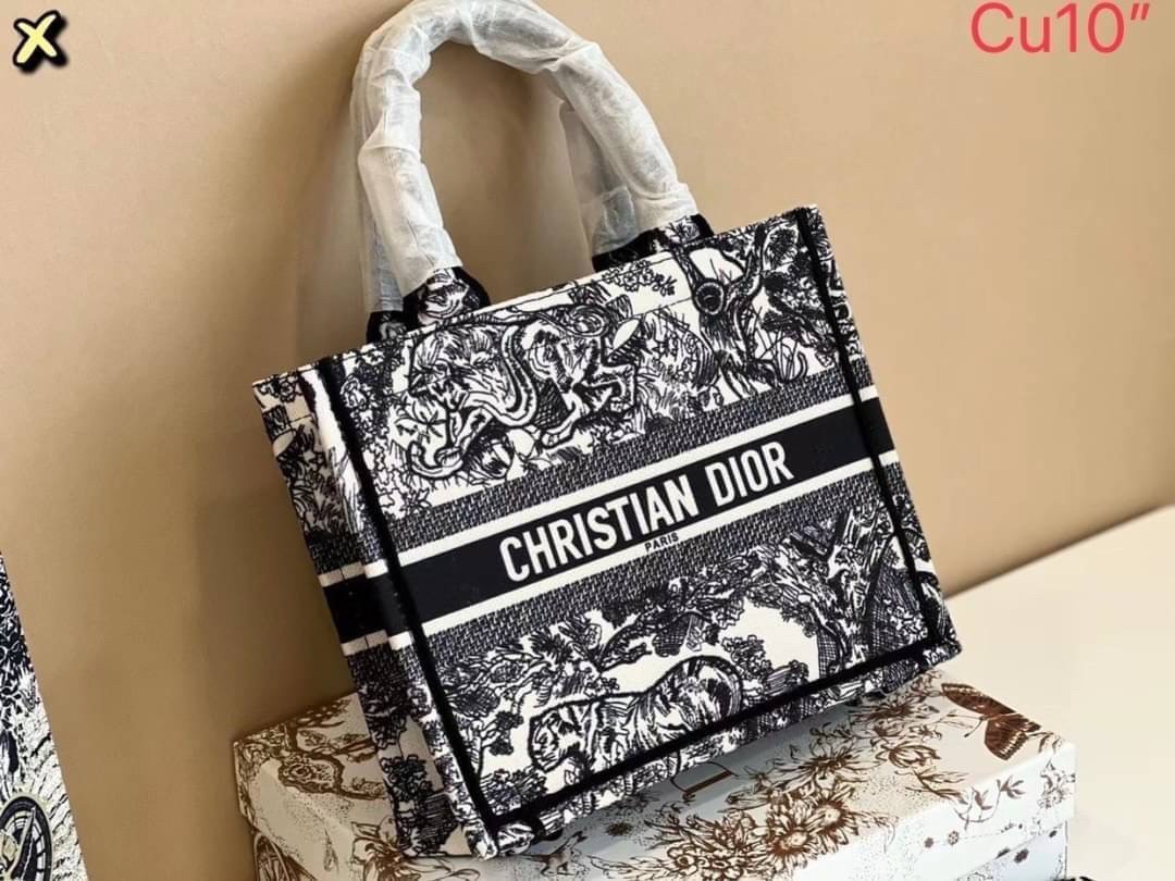 DIOR SMALL BOOK TOTE กระเป๋าสะพายทรงโท้ท สวยคลาสสิคขนาดกำลังดี พกพาสะดวก ใช้งานง่ายสุดๆ วัสดุงานทอละเอียดคุณภาพดี ภายในเป็นช่องโล่ง ใบจริงงานสวยเกินเบอร์!! สวยงามเกินราคา ไม่ผิดหวังจ้า