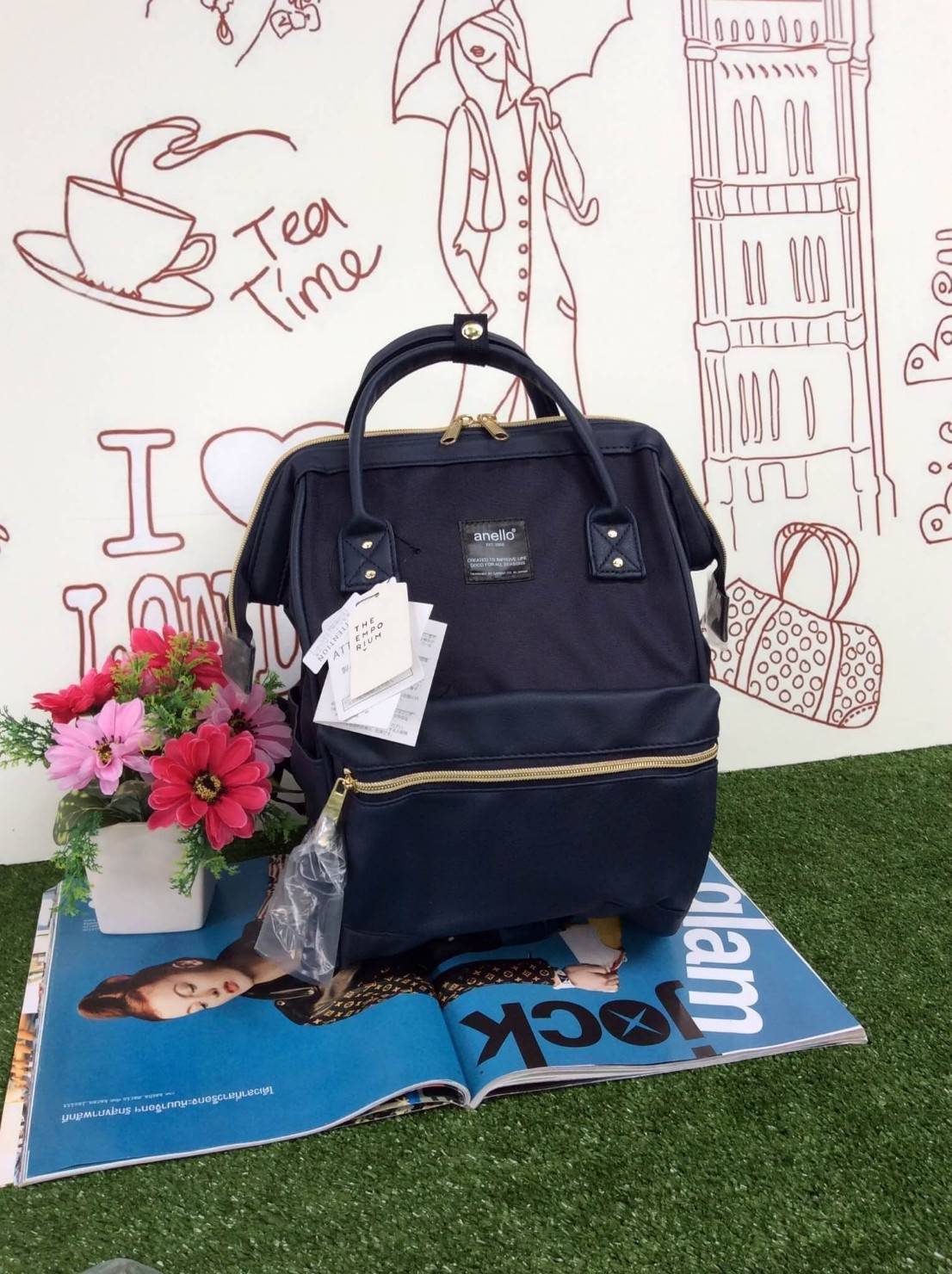 เป้ฮิตติดชาร์จกับ Anello รุ่น The emporium dark brown(limited edition) ขนาดมินิ กำลังดี วัสดุผ้าแคนวาสสลับหนัง polyester ปากกระเป๋ากว้างมีโครง มีตัวล้อคที่หูจับ ด้านหลังมีซิปสะดวกต่อการหยิบของภายใน ด้านข้างมีช่องทั้งสองข้าง กว้างจุได้เยอะ น้ำหนักเบา ดูแลร