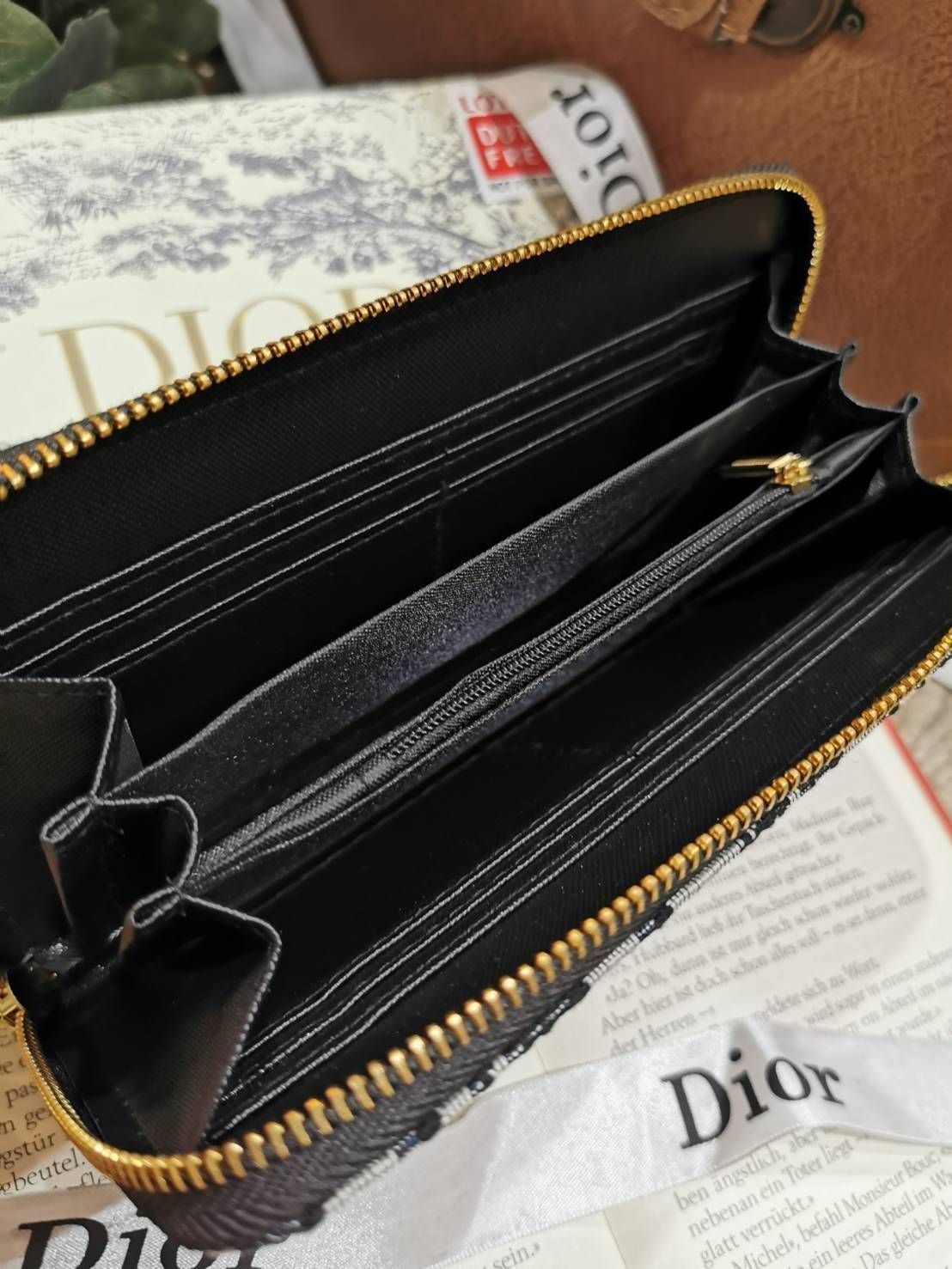VIP 】CHRISTIAN DIOR ANAGRAM LONG WALLET VIP GIFT WITH PURCHASE (GWP) กระเป๋าสตางค์ใบยาวไอเท็มแนะนำพรีเมี่ยมกิ้ฟ Limited จาก DIOR DUTYFREE ลาย Dior Anagram สวยคลาสสิคไม่มีเอ้าท์ เปิดปิดด้วยซิปแบรนด์สีทองสะดวกใช้ ภายในมีช่องแบ่งหลายช่องและช่องซิปกลางเเยกเป็