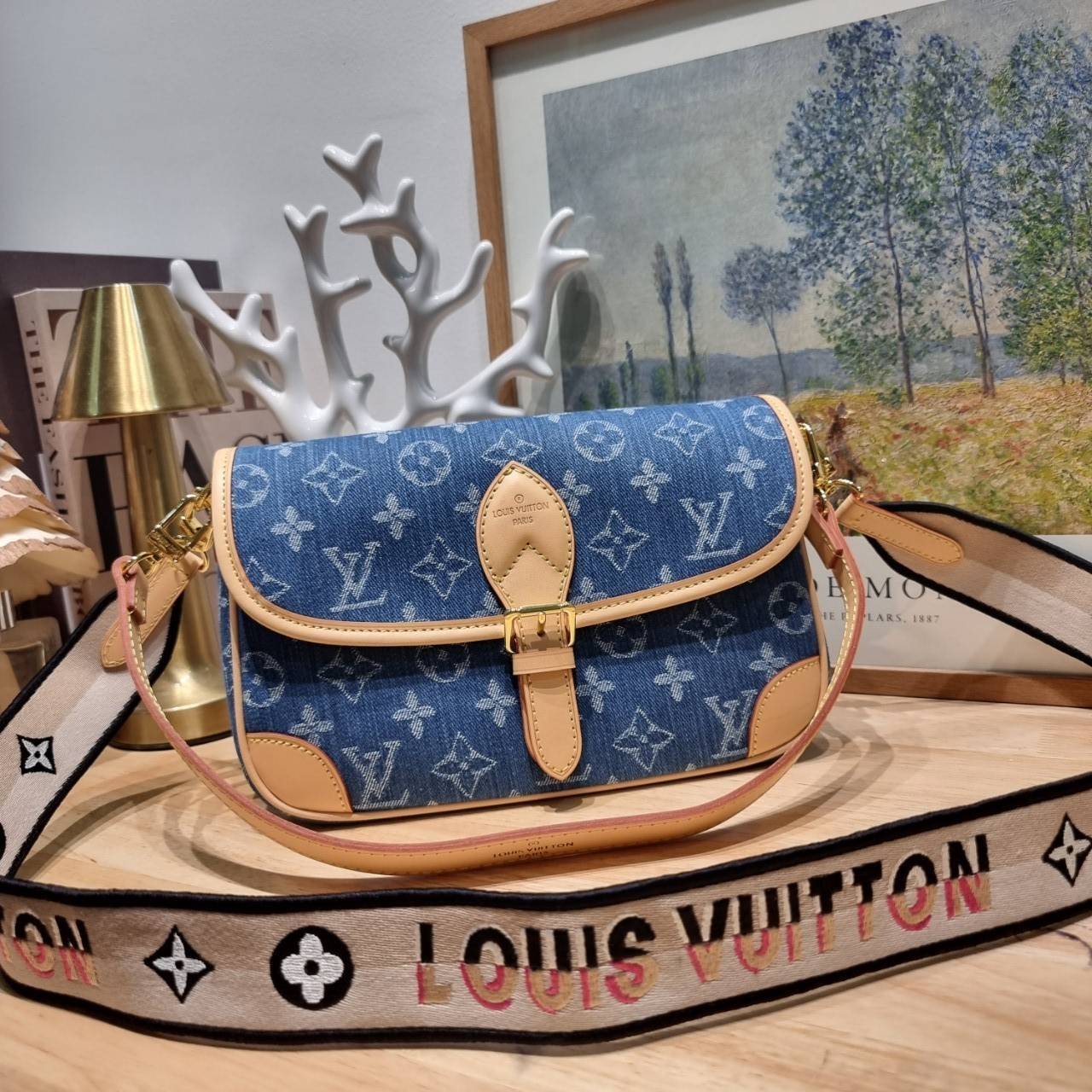 LV diane monogram denim bag กระเป๋ามัลติฟังก์ชั่น ดีไซน์ใหม่ ออกมาได้น่ารักน่าใช้มากๆ สียีนส์สวยมีเสน่ห์ มีสายมาให้ถึง 2 แบบ สายหนังคล้องไหล่ได้ ปรับสะพายข้างได้ และสายสปอร์ตครอสบอดี้ได้