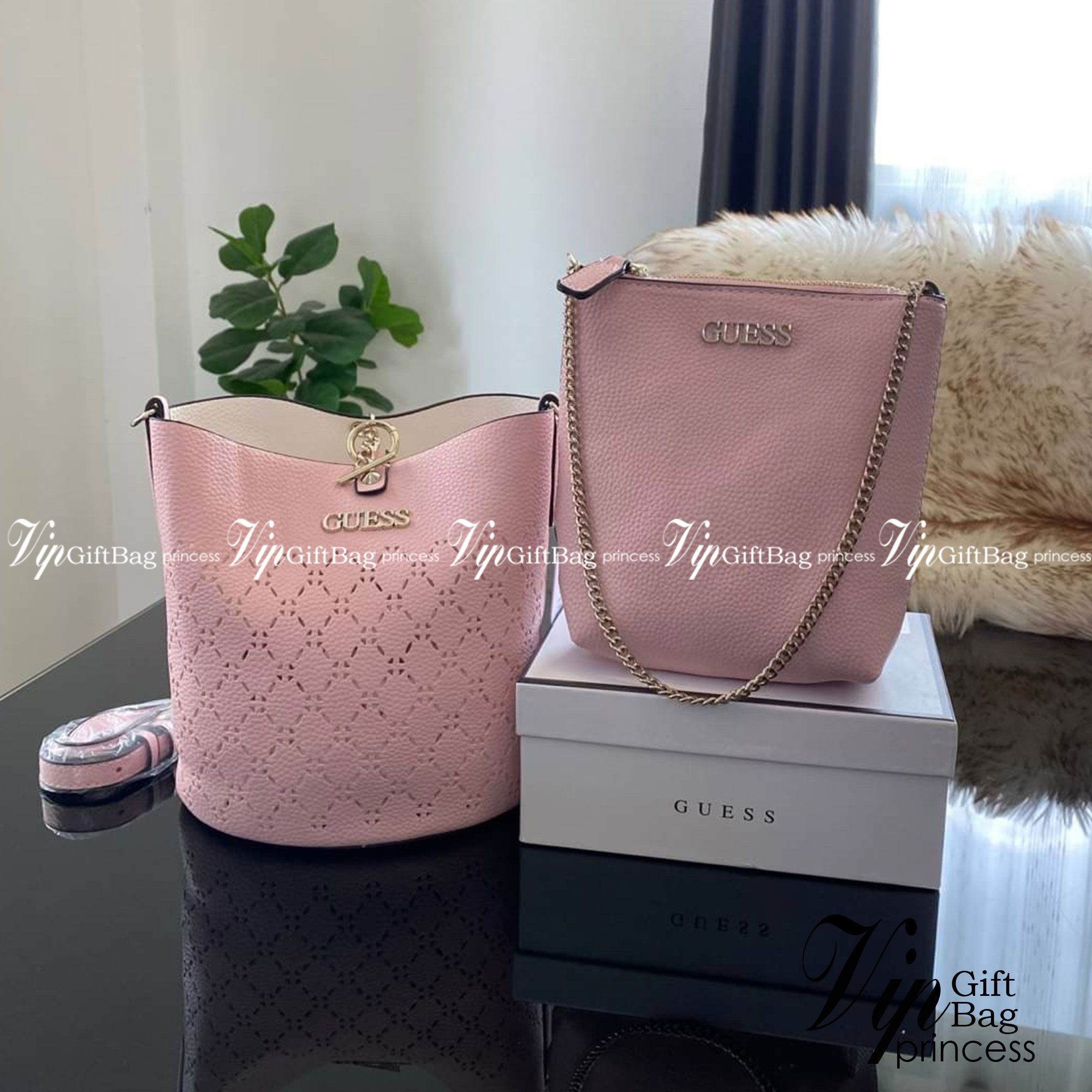Guess Amara Bucket Handbag ซื้อ 1 ได้ถึง 2 กระเป๋ารุ่นใหม่ล่าสุดทรงถังสุดน่ารัก พิมพ์ลายรอบใบ วัสดุหนังนิ่มคุณภาพดี นิ่ม น้ำหนักเบา ด้านหน้าประดับด้วยโลโก้แบรนด์สวยโดดเด่น เปิด-ปิดด้วยด้วยตัวคล้องอะไหล่เงินสะดวกใช้ ด้านในโล่ง มีสายยาวปรับระดับได้มาให้ มาพ