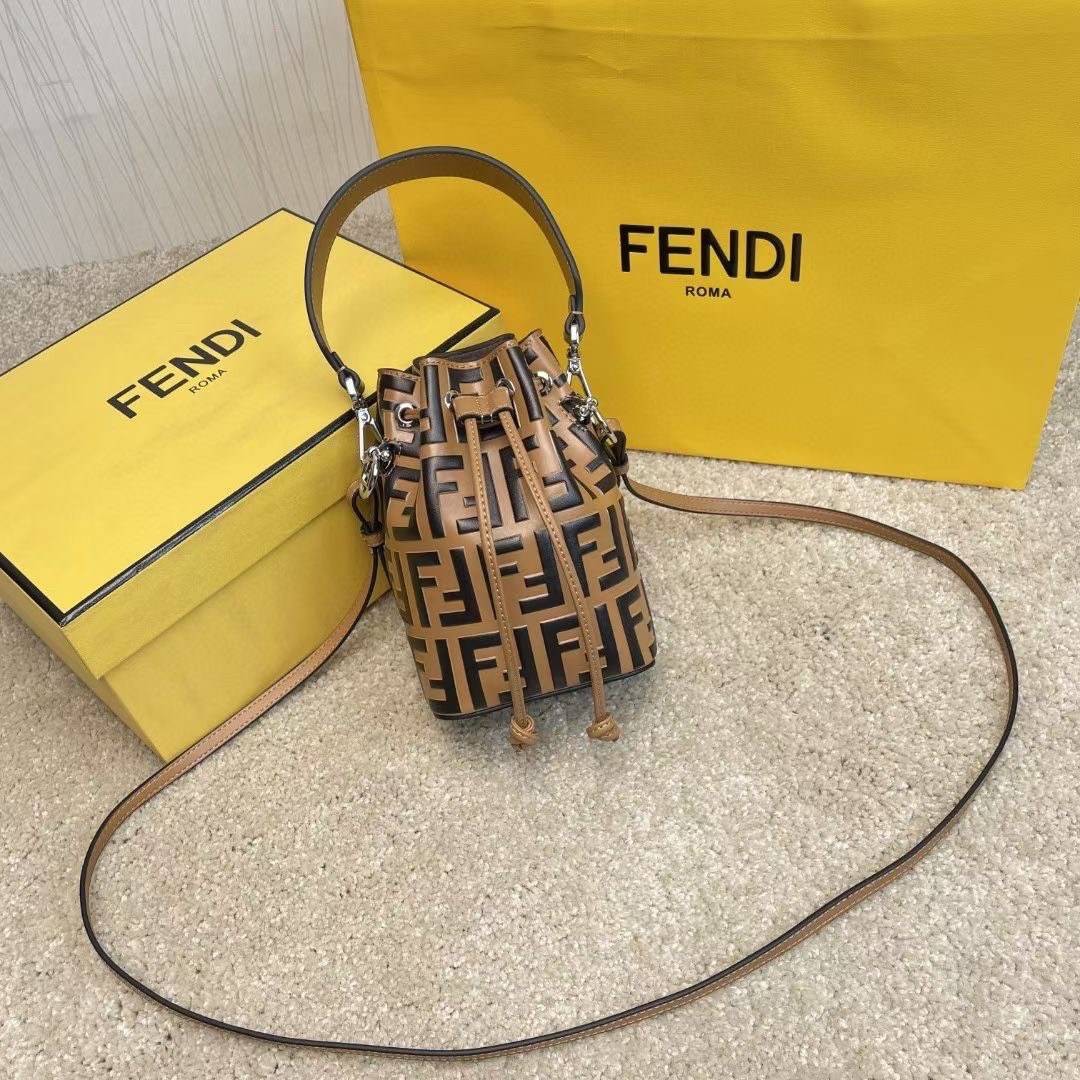 หนังแท้ 】Ori Fendi MonTresor mini Bucket Bag กระเป๋าถือหรือสะพายข้าง วัสดุหนังแท้ทรงขนมจีบ ลายแบรนด์ อะไหล่ทองหรูหรา จุของได้เยอะ น้ำหนักเบา ตั้งอยู่ทรง ด้านในโล่ง มี2สาย สายสั้น+ยาว ถอดสายได้ Crossbody ได้ สายยาวปรับระดับได้ คุ้มสุดๆ ใบนี้ไม่ควรพลาดค่ะ ด
