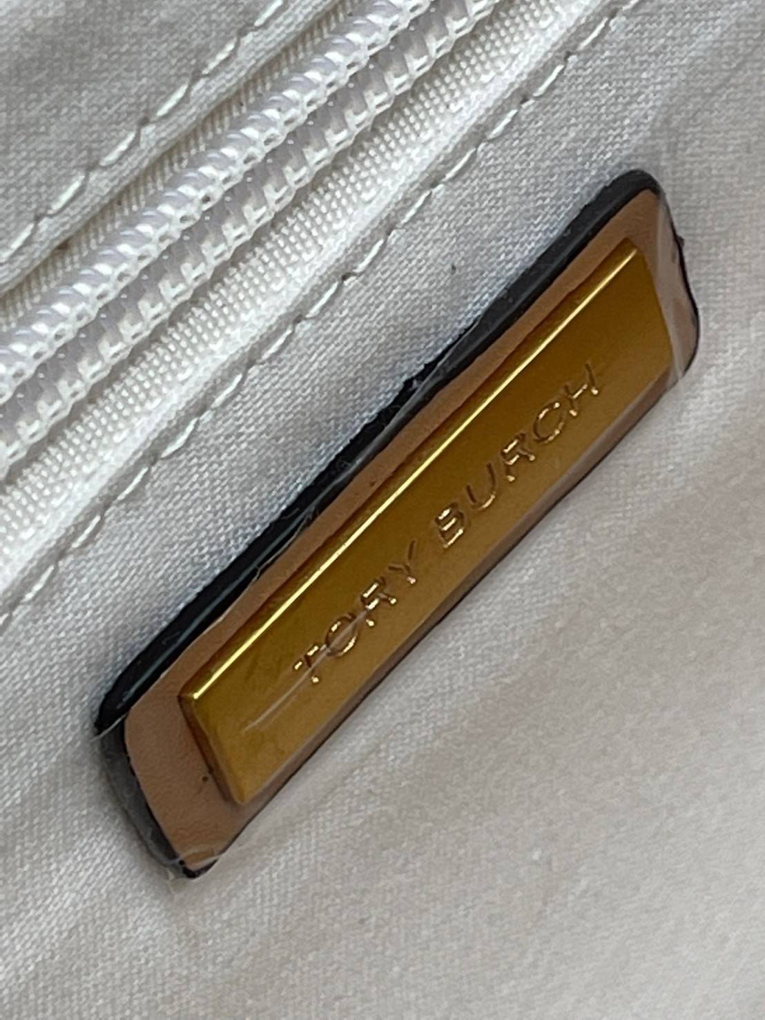 Tory Burch Ella maxi Logo Canvas Mini Tote Bag Collection นี้เป็นกระเป๋าที่ตอบโจทย์สาววัยทำงานอย่างมาก ด้วยโทนสีที่สุภาพ เรียบหรู อีกทั้งยังมีขนาดกำลังดีไม่ใหญ่จนเกินไปและยังบรรจุของได้จำนวนมาก จึงสามารถหิ้วไปทำงาน ชอปปิง หรือจะใช้เป็น Everyday Bag ในชีวิ