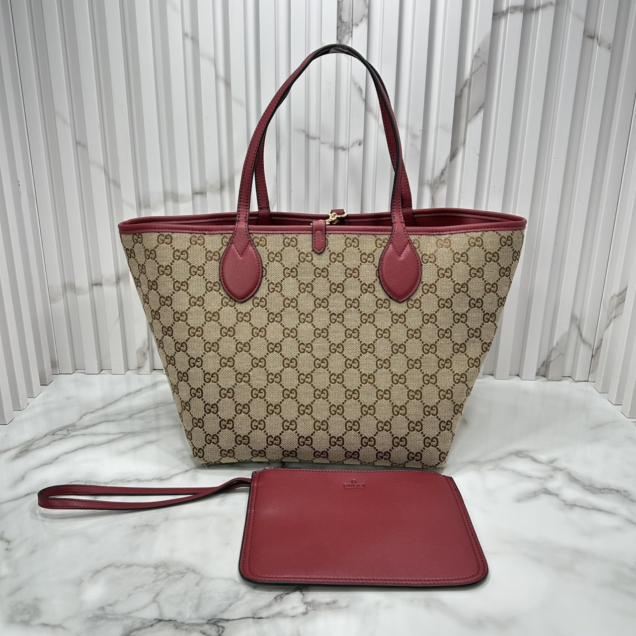 ORI หนังแท้ | Gucci Totissima medium reversible tote bag / Gucci Tote Bag กระเป๋าทรงสะพายทรงโท้ท ใช้งานได้ 2 ด้าน ดีไซน์ใหม่ล่าสุด ด้านหนัง และด้านแควสวยลายโลโก้ สวยหรูเรียบง่าย มาพร้อมใบเล็กเข้าเซ็ท ภายในโล่งกว้าง จุของได้เยอะจุใจ