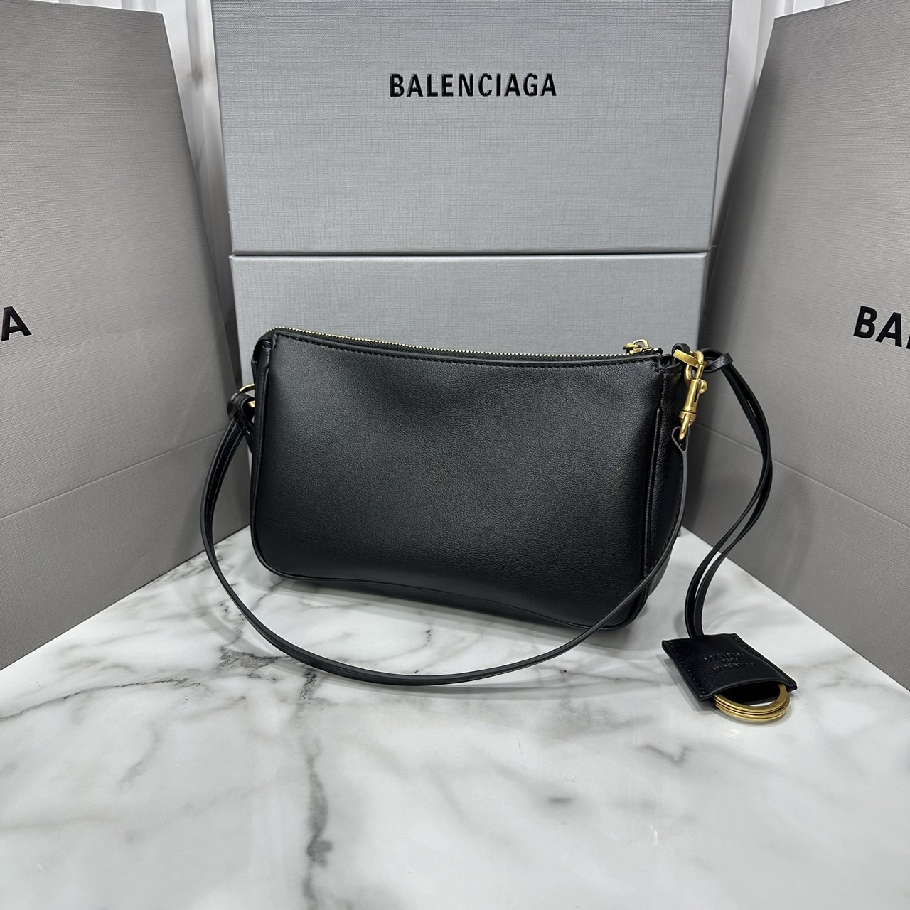 Balenciaga Rodeo Sling Pochette / Balenciaga shoulder leather bag 22cm กระเป๋าสะพายทรงพอชที่สุดของไฮแบรนด์สุดไอคอนิค ดีไซส์เรียบหรู สวยจับต้องได้ ถือหรือสะพายไหล่ได้เก๋มากๆ ถือออกงานก็ได้ลุคไฮแฟชั่นหรูๆ